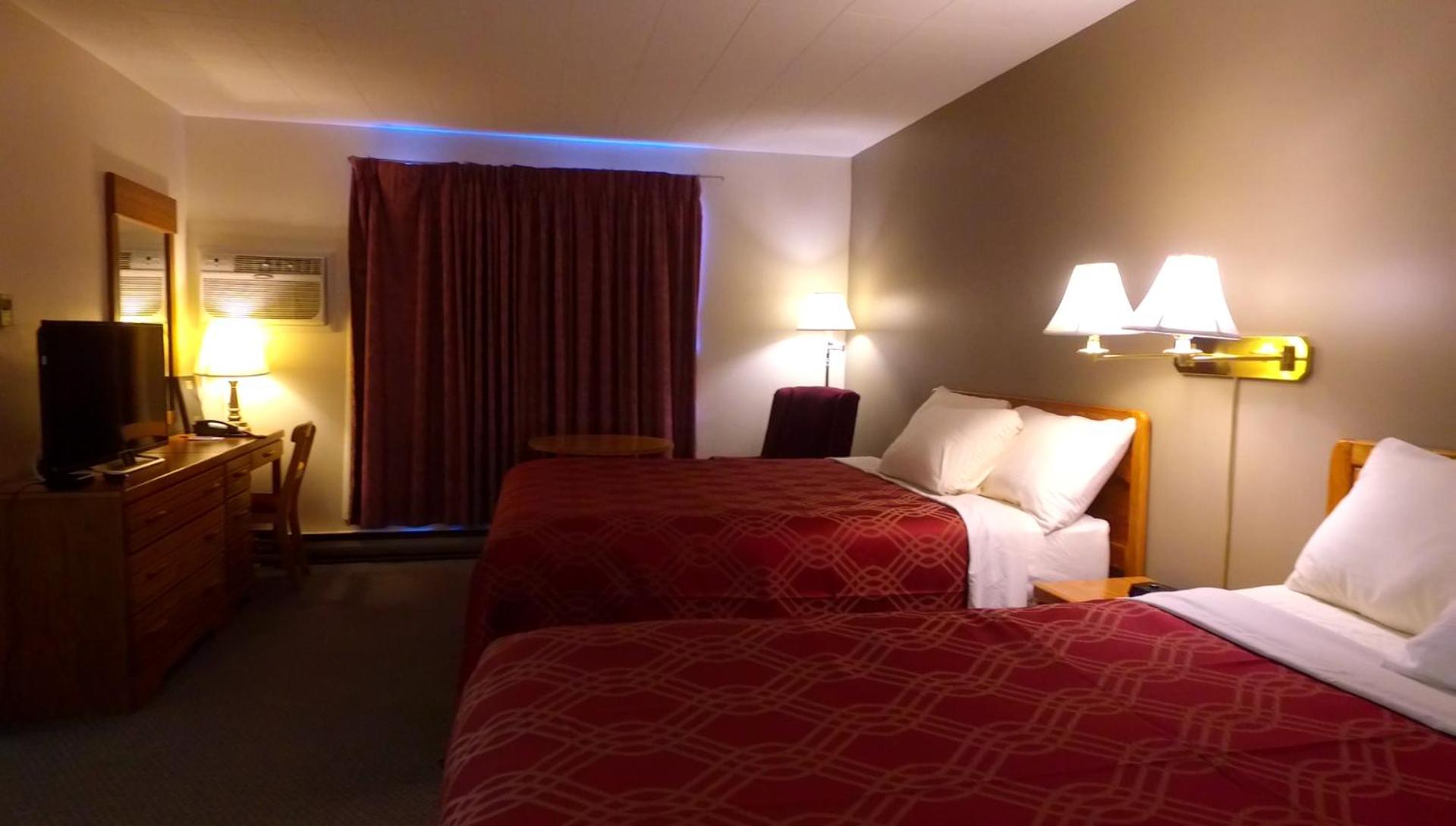 Efficiency Queen Room with Two Queen Beds - Non-Smoking - Photo 6