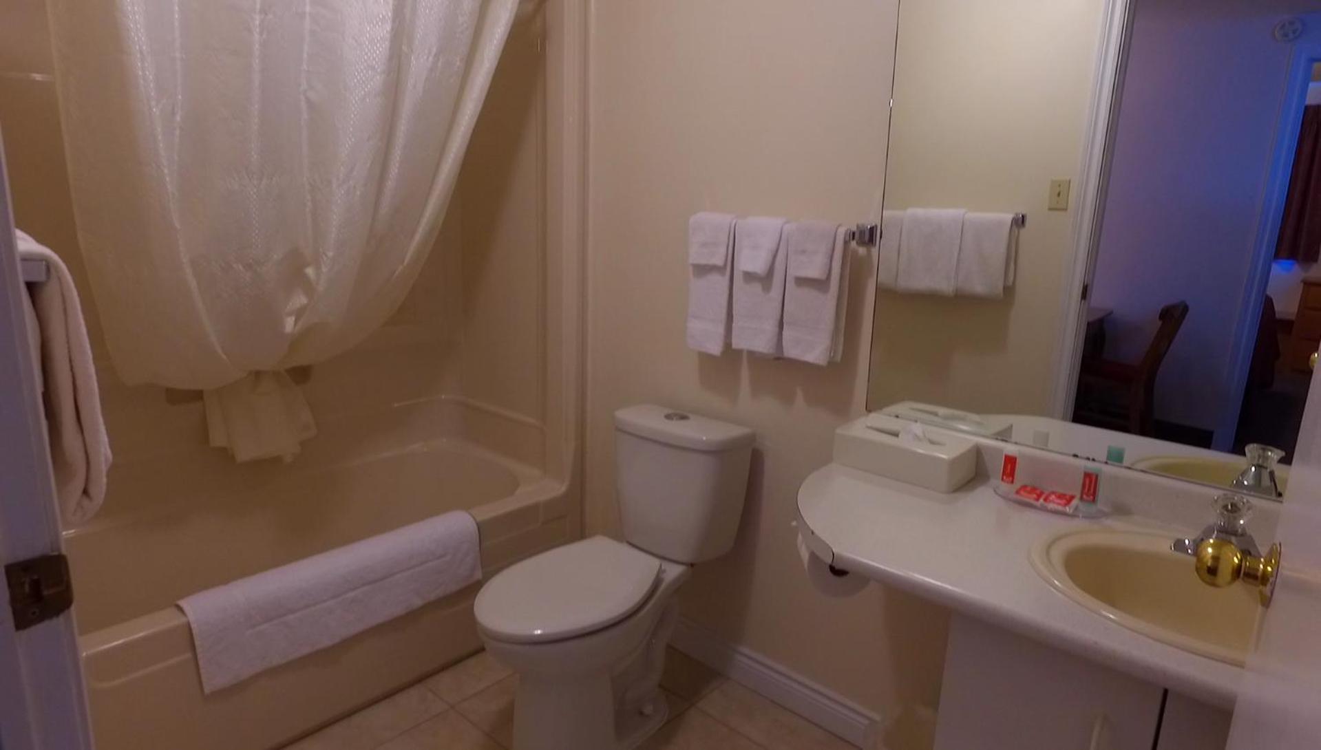 Efficiency Queen Room with Two Queen Beds - Non-Smoking - Photo 9