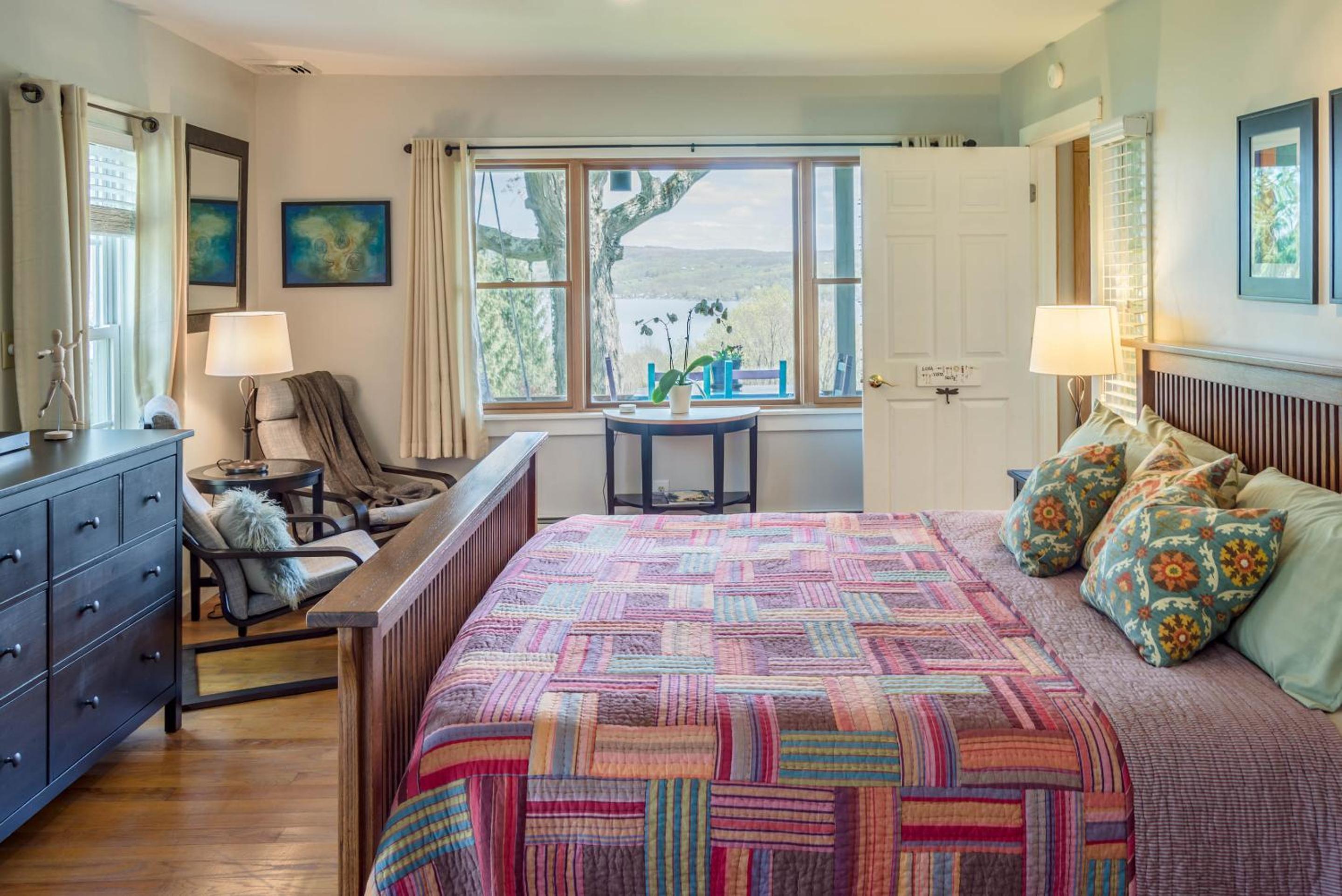 Deluxe King Suite photo 2