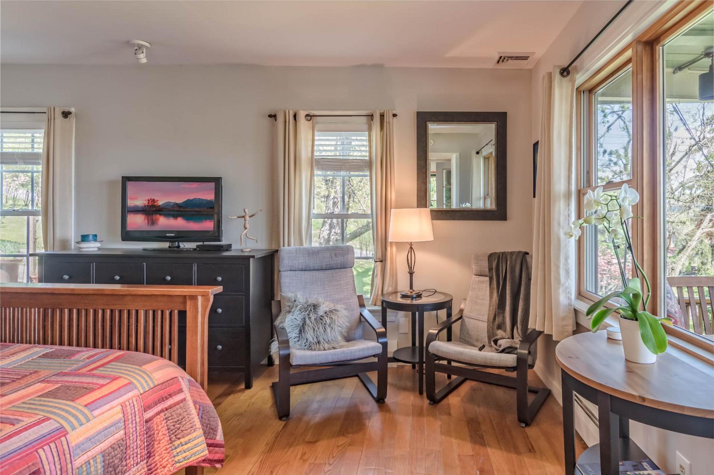 Deluxe King Suite photo 3