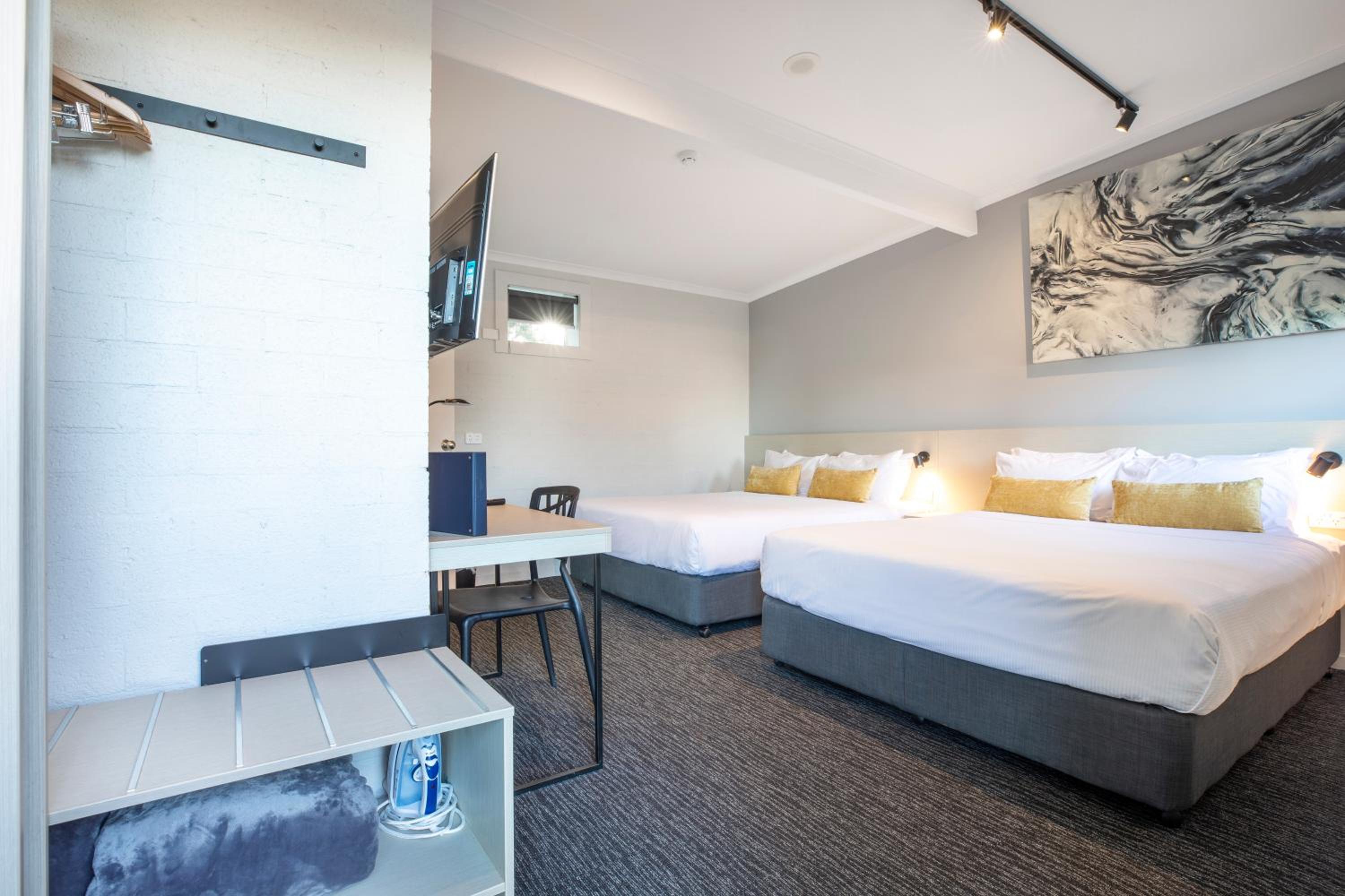 Twin Studio with Two Queen Beds, photo 7