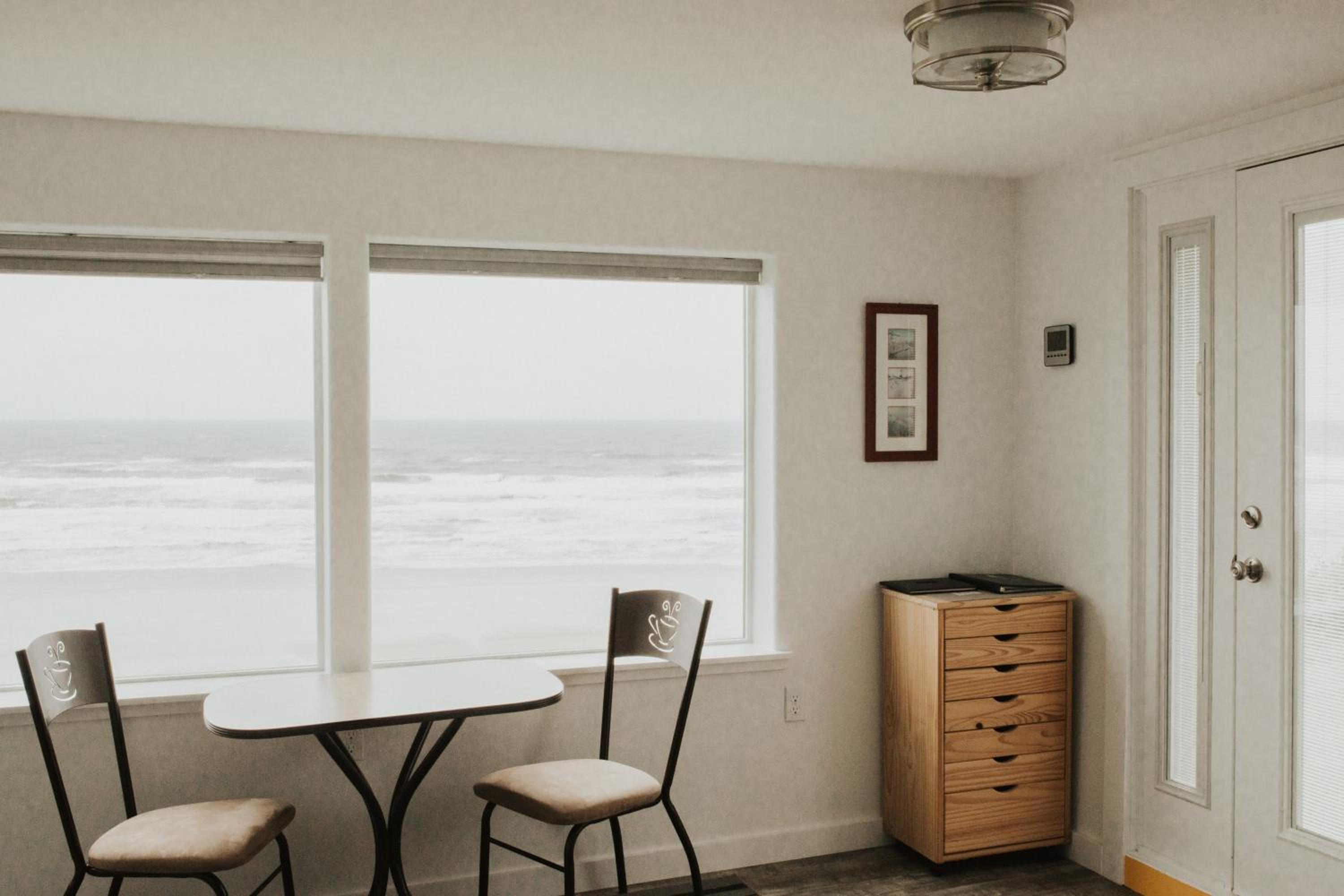 Lighthouse Lookout Condo - Adults & 13+ Years Old Only photo 2