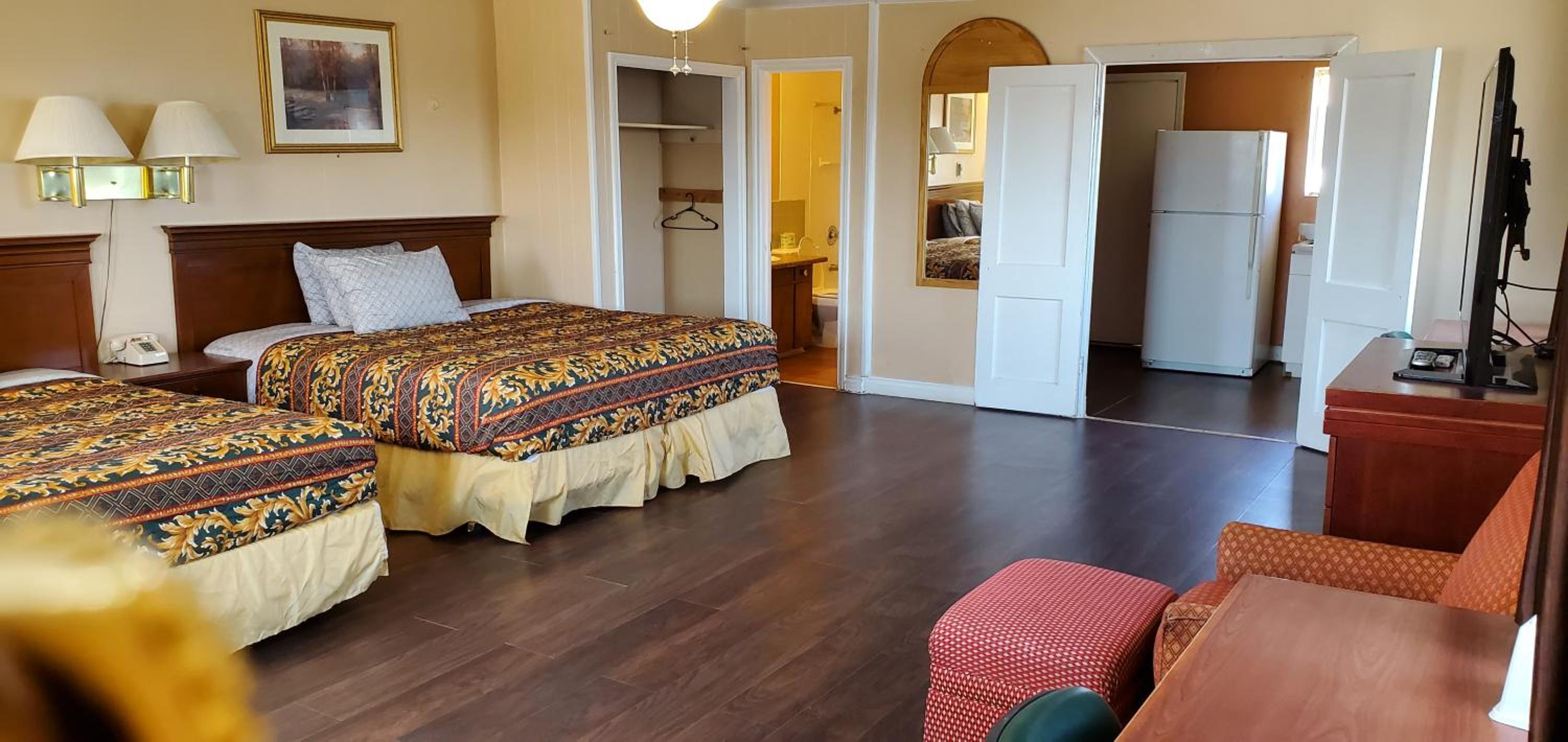 Deluxe Queen Room with Two Queen Beds - Non-Smoking photo 2