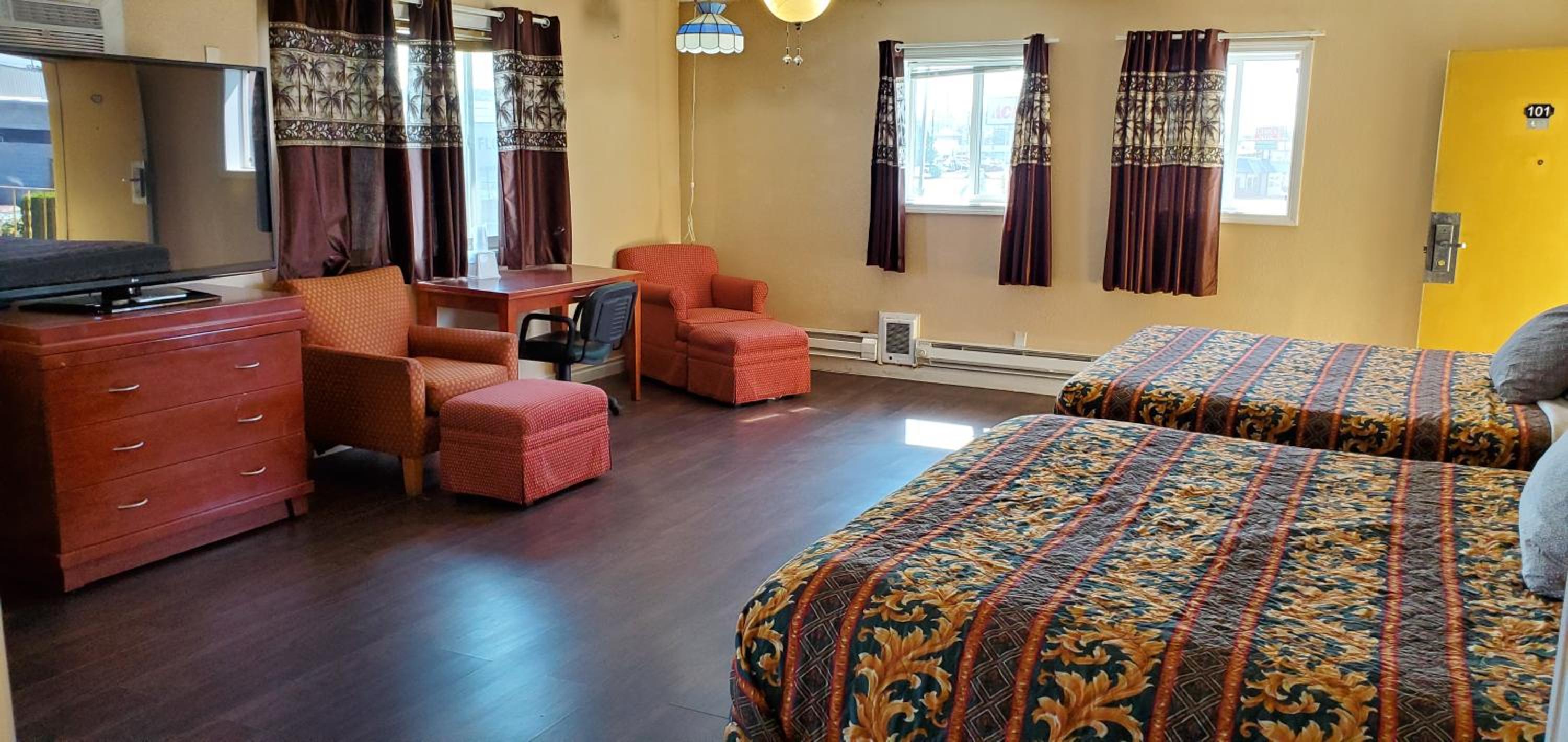 Deluxe Queen Room with Two Queen Beds - Non-Smoking