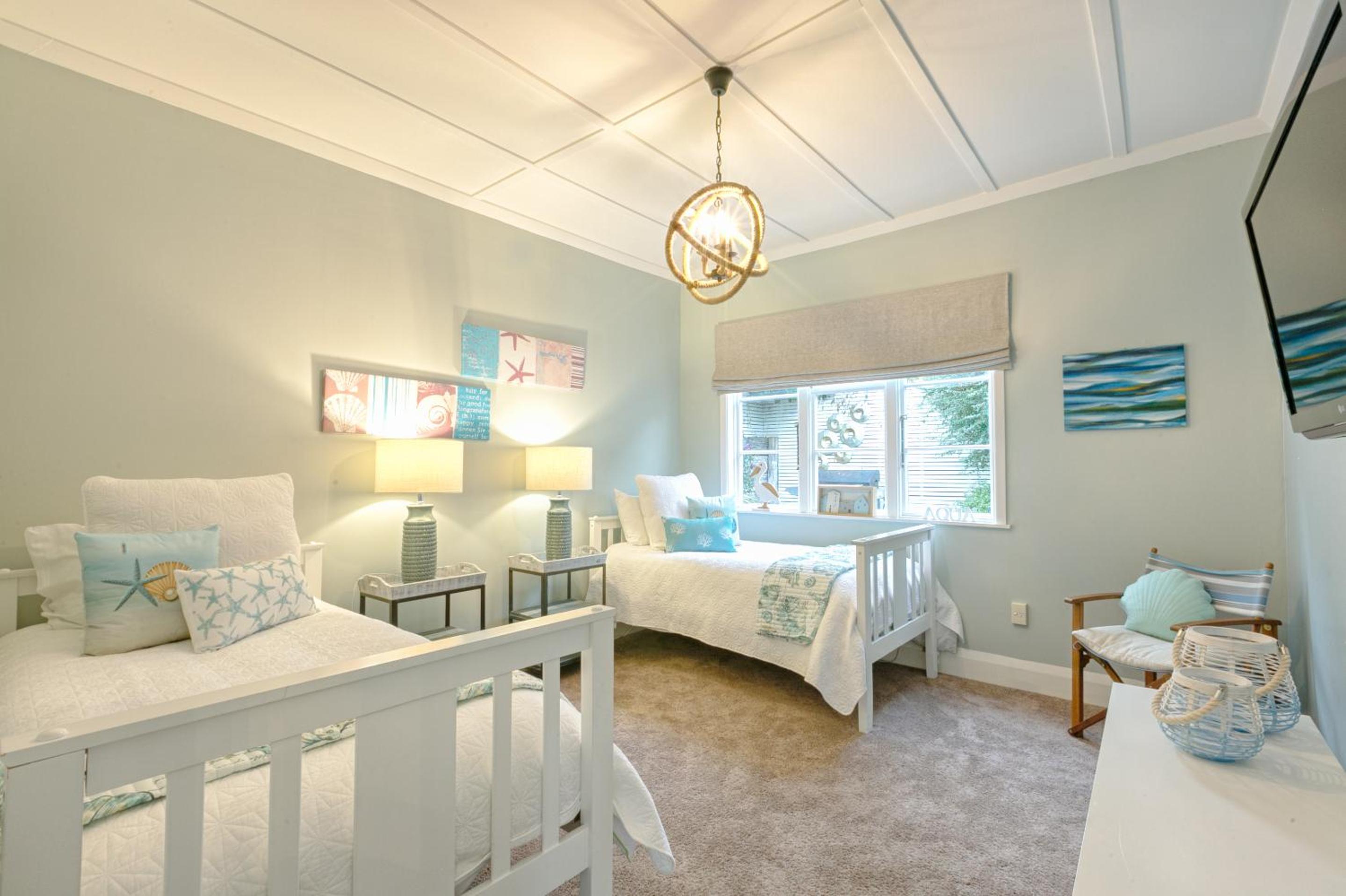 Three-Bedroom House - Photo 25