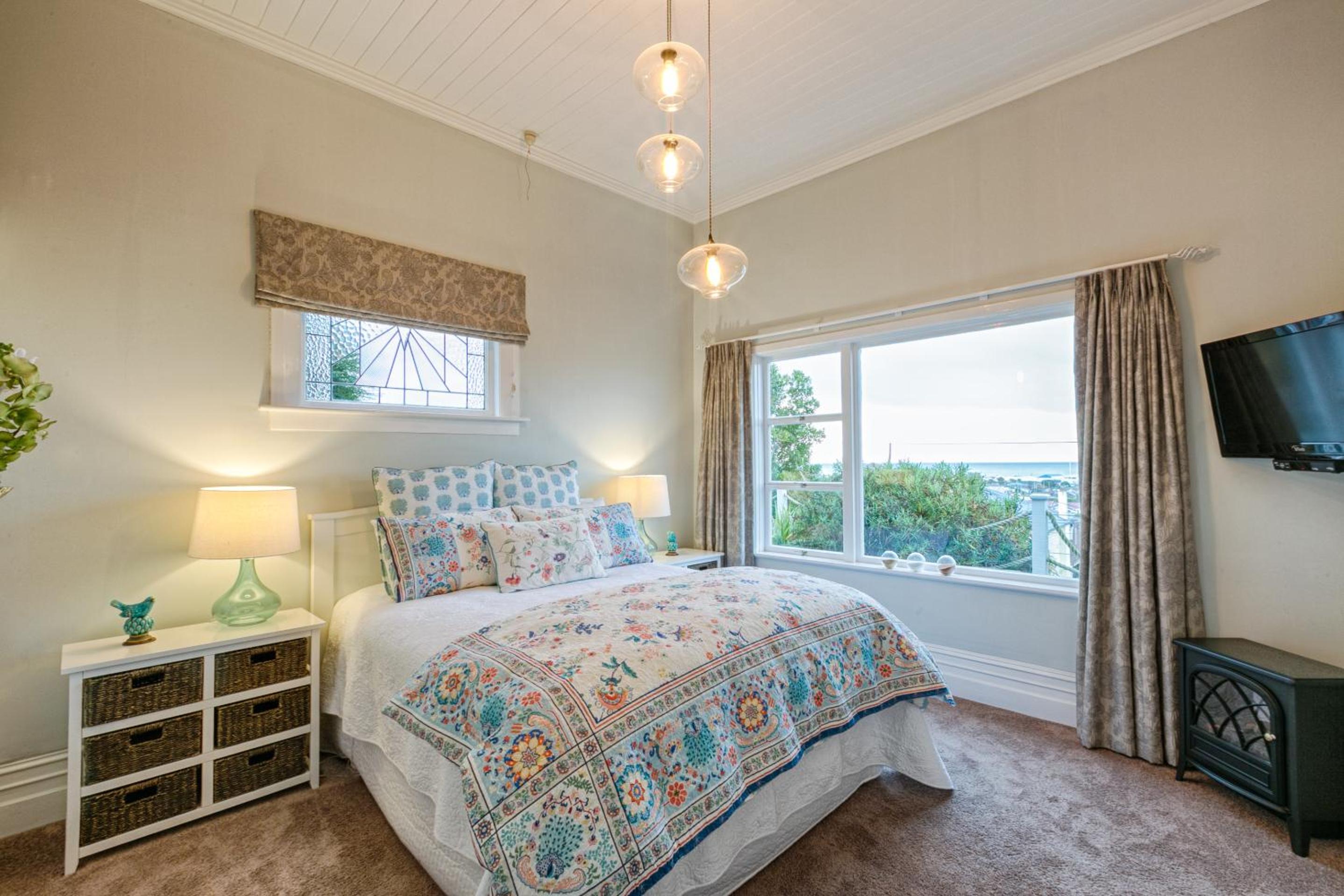 Three-Bedroom House - Photo 18