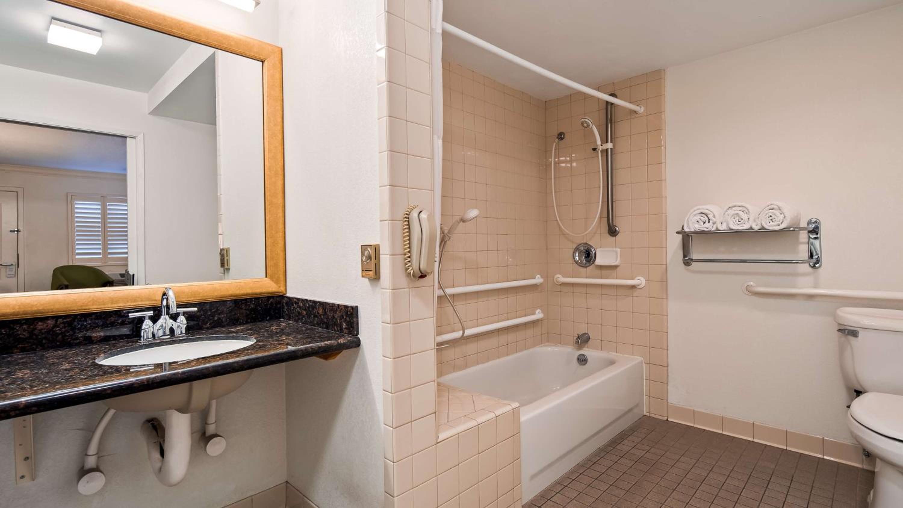 King Room with Bath Tub - Disability Access/Non-Smoking  photo 2