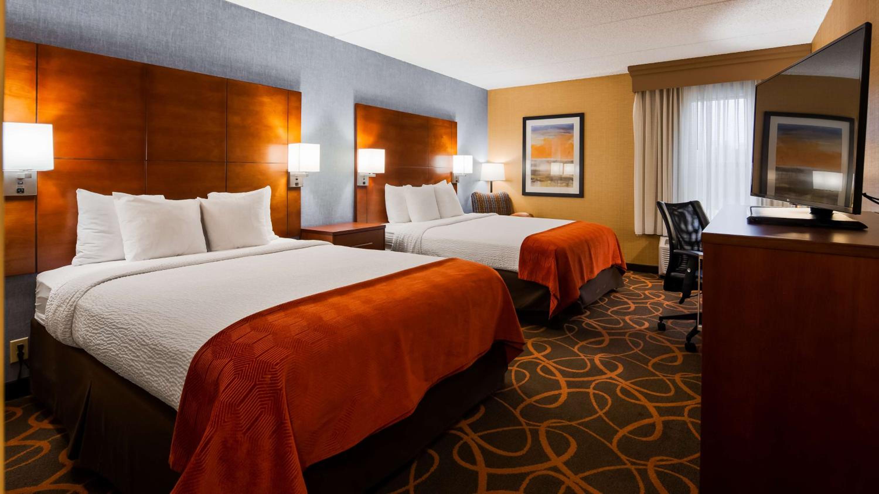 Queen Room with Two Queen Beds - Non-Smoking - Photo 4