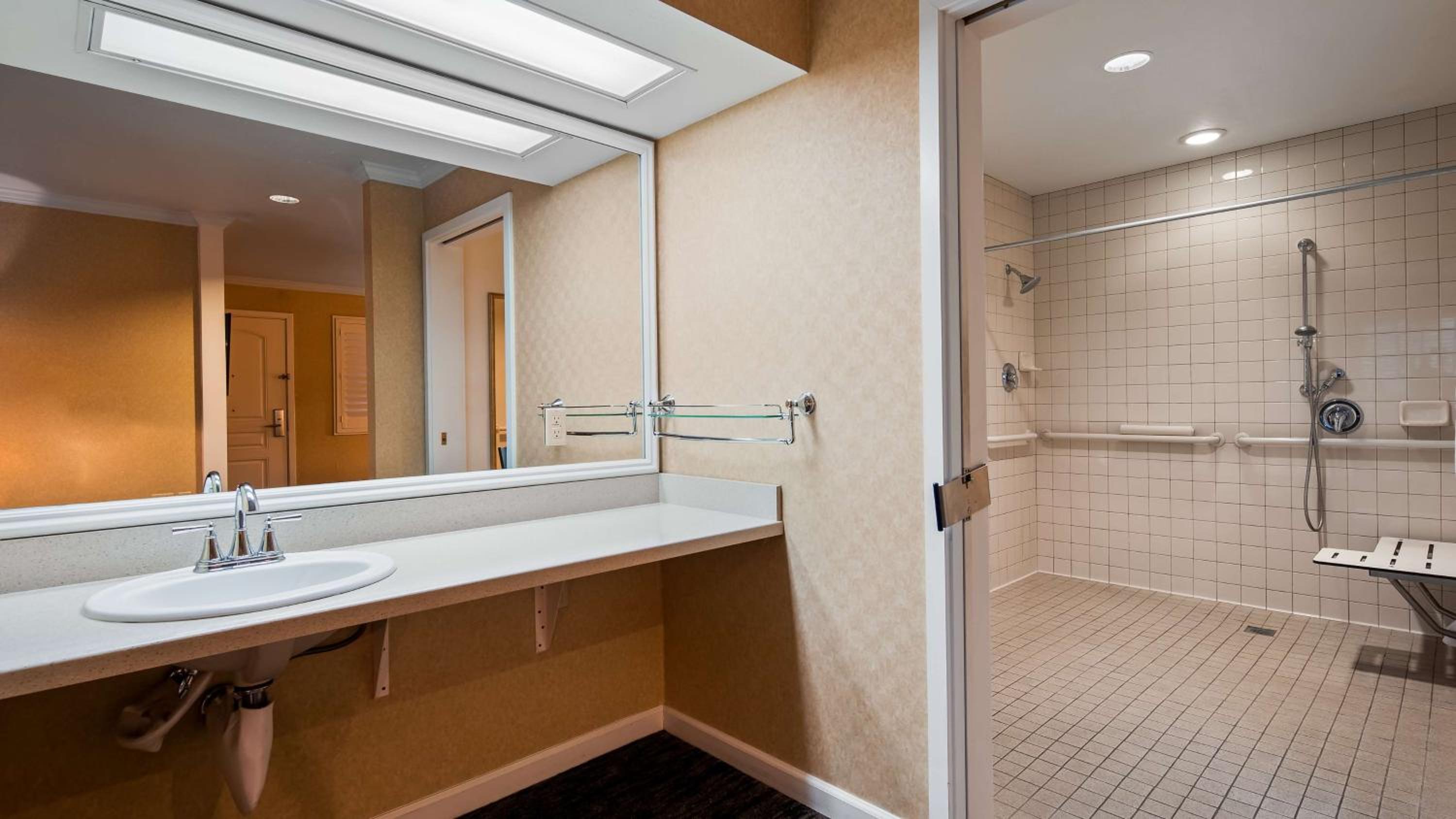 Queen Room with Two Queen Beds and Roll-In Shower - Disability Access/Non-Smoking photo 2