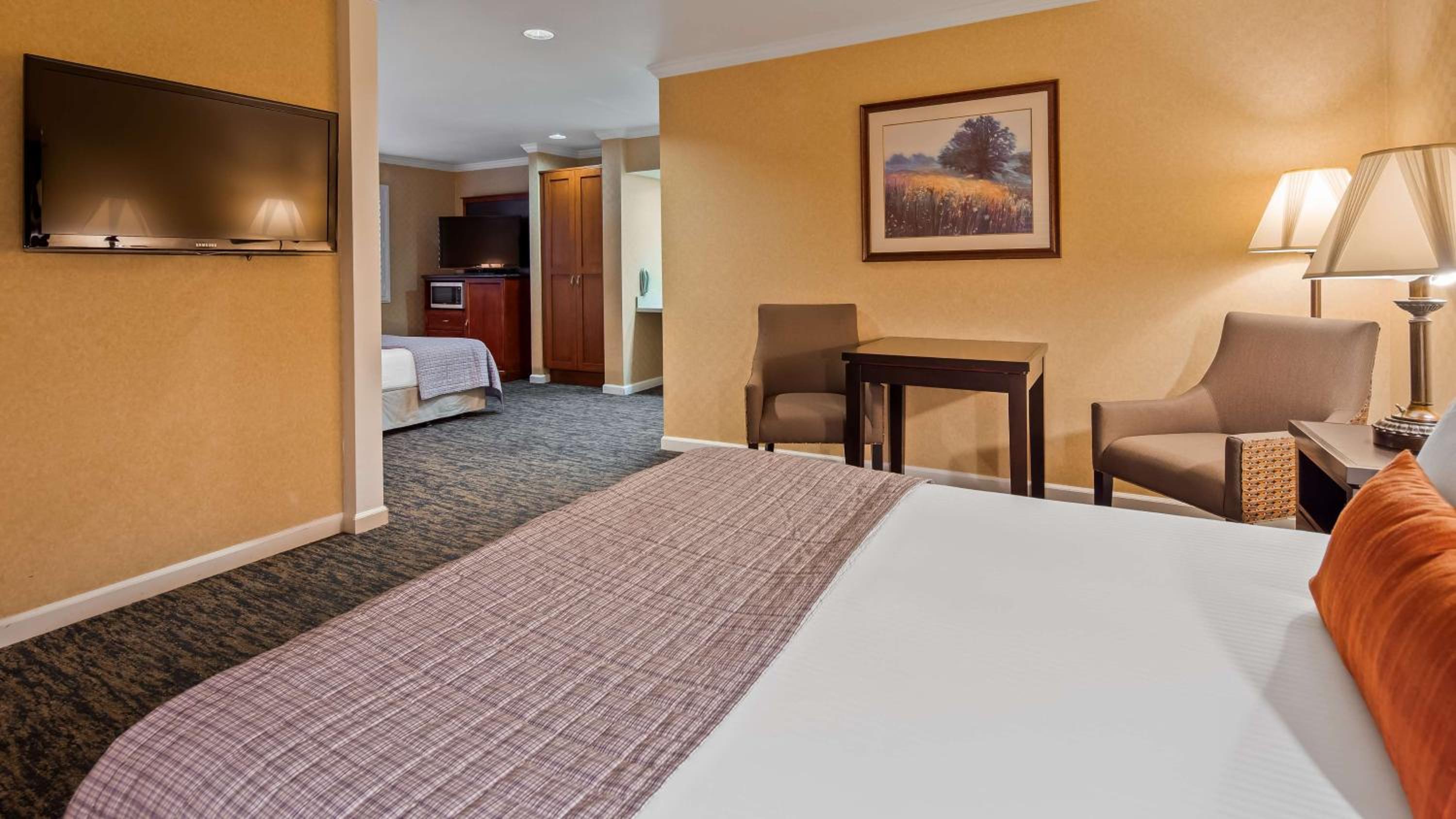 Queen Room with Two Queen Beds and Roll-In Shower - Disability Access/Non-Smoking photo 3