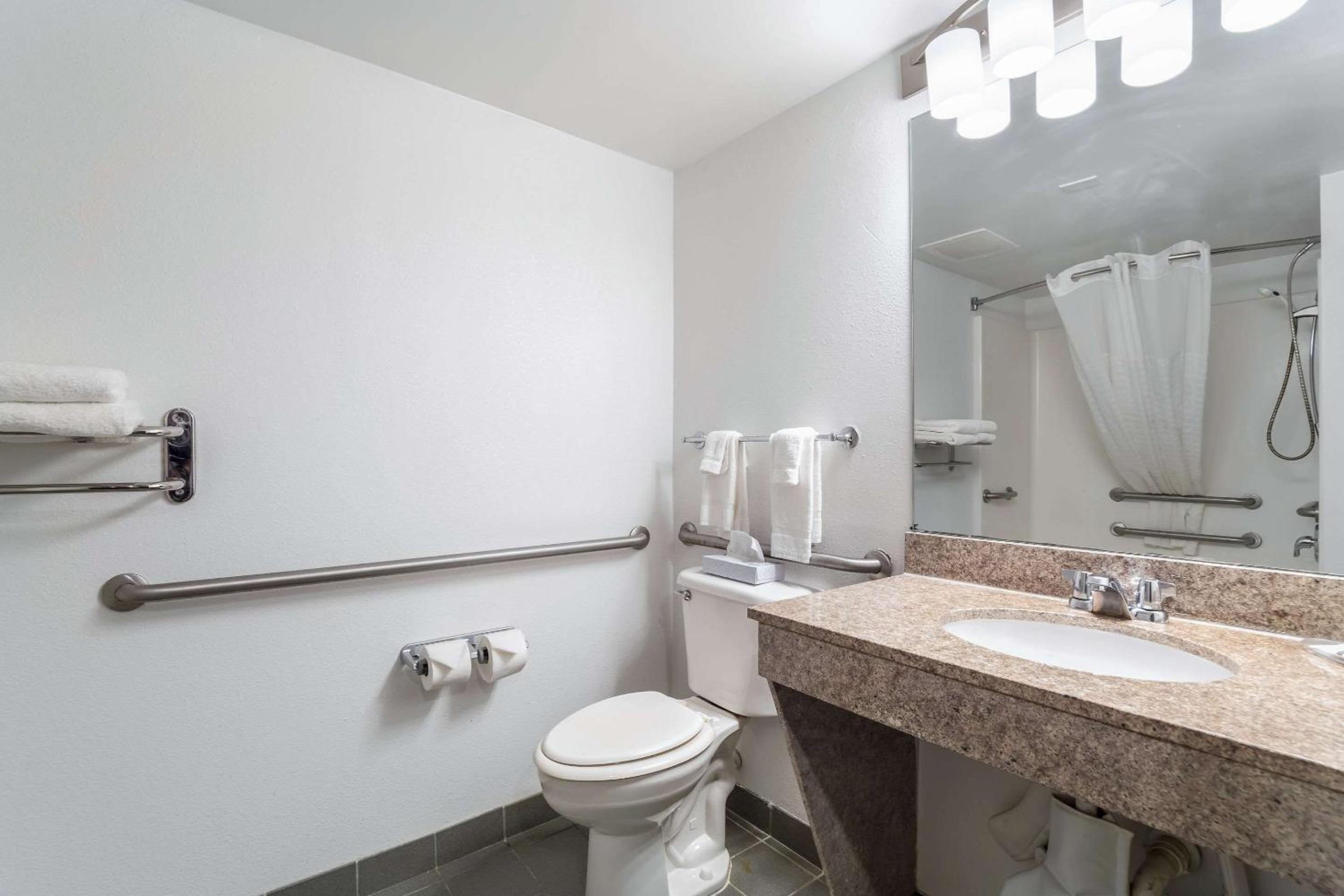 King Room with Accessible Tub - Accessible/Non-Smoking - Photo 4