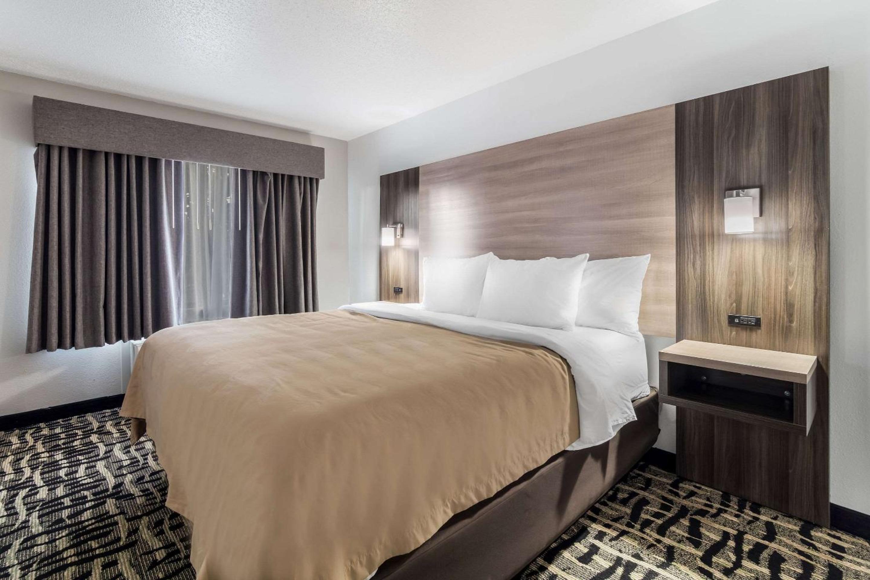 King Room - Non-Smoking - Photo 1