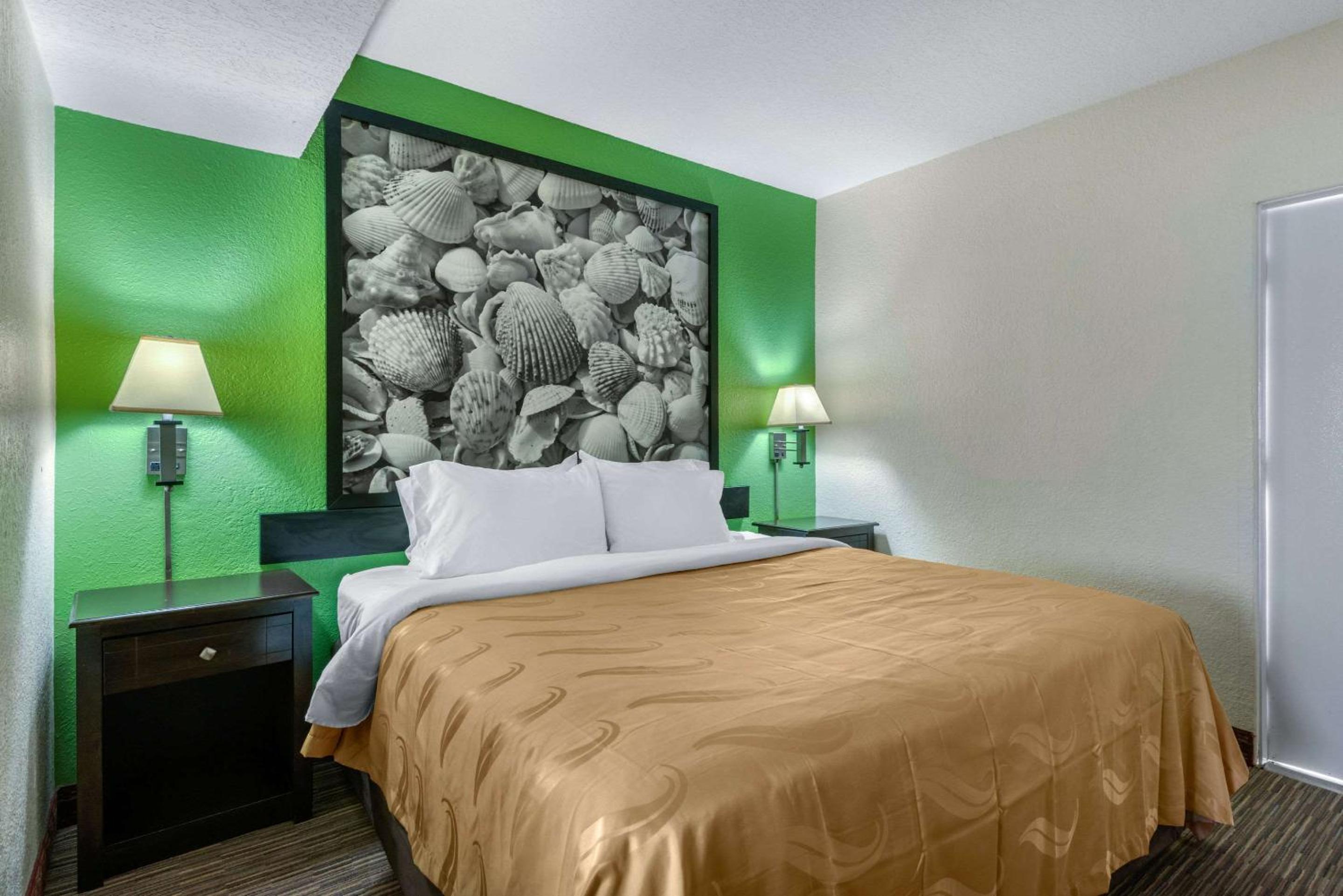 One King and Two Queen Beds with Ocean View - Photo 3