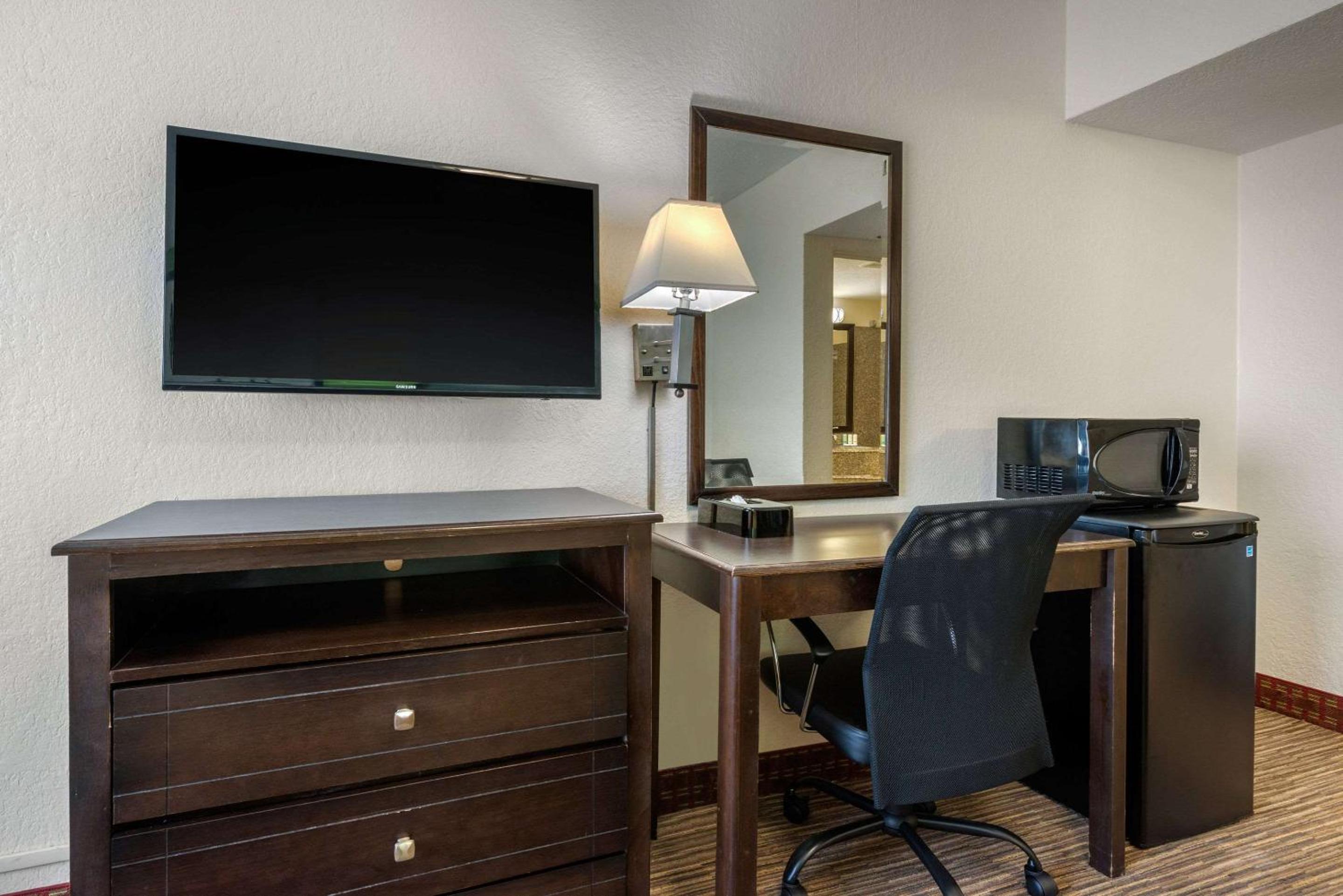 Double Room with Two Double Beds and Ocean View - Non-Smoking - Photo 2