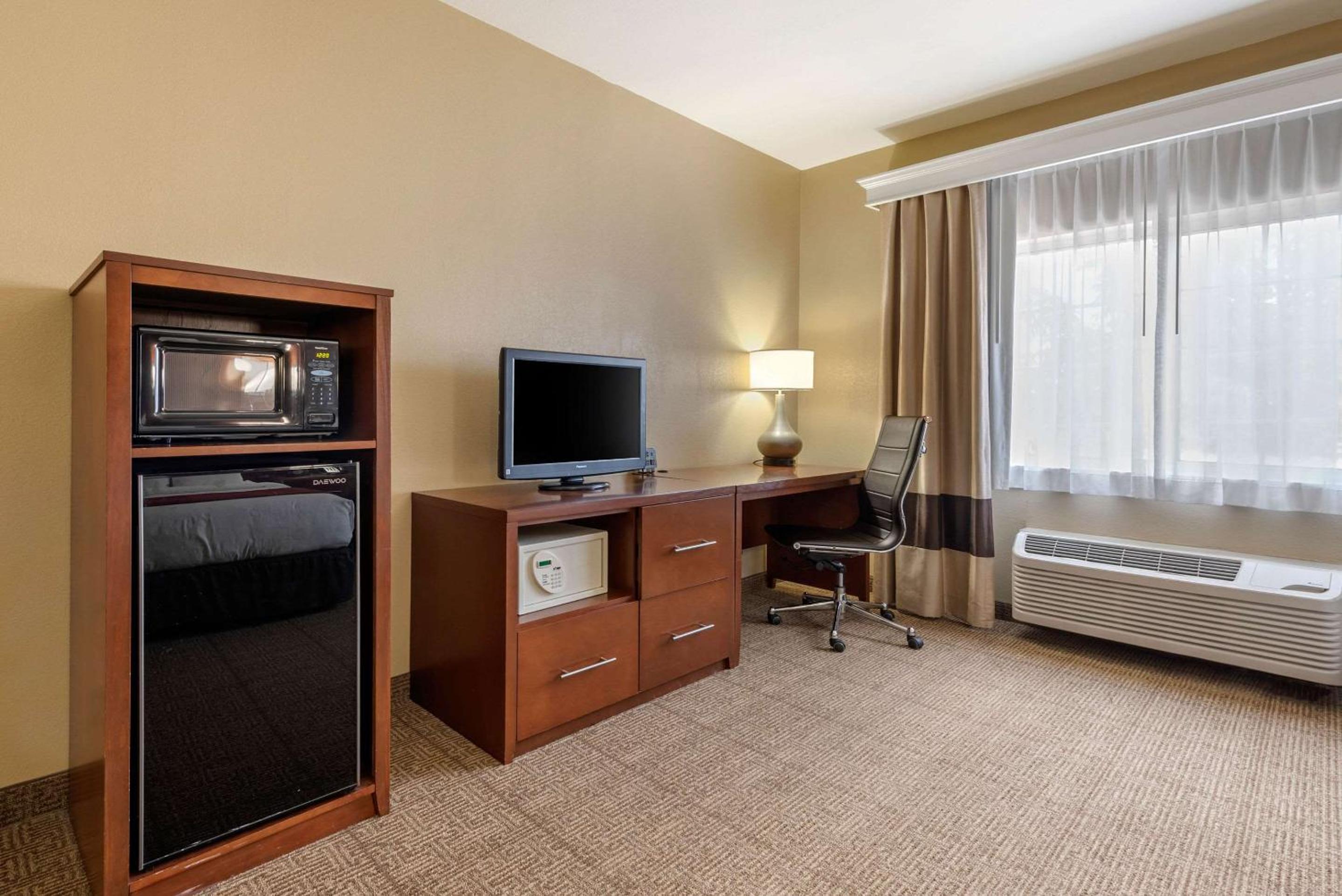 Business Suite - Disability Access/Non-Smoking photo 2
