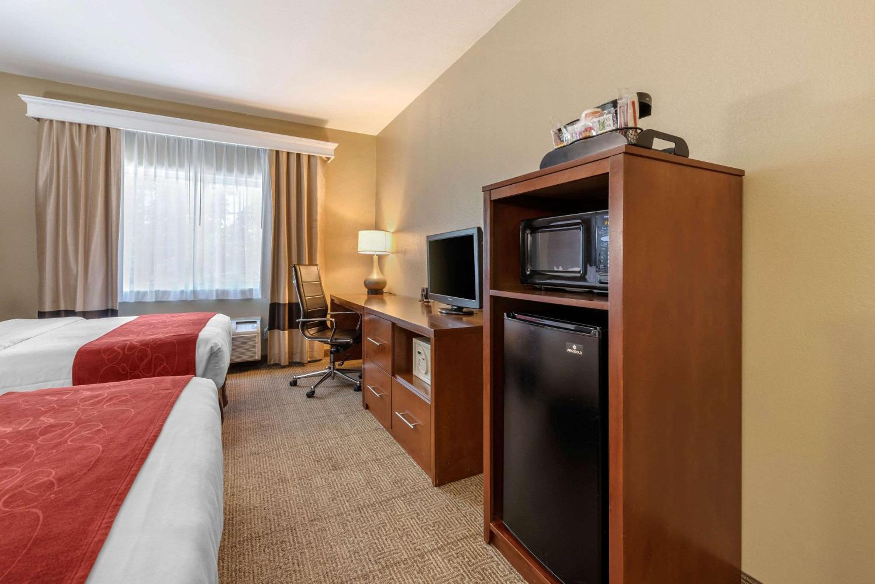 Suite with Two Double Beds - Accessible/Non-Smoking photo 3