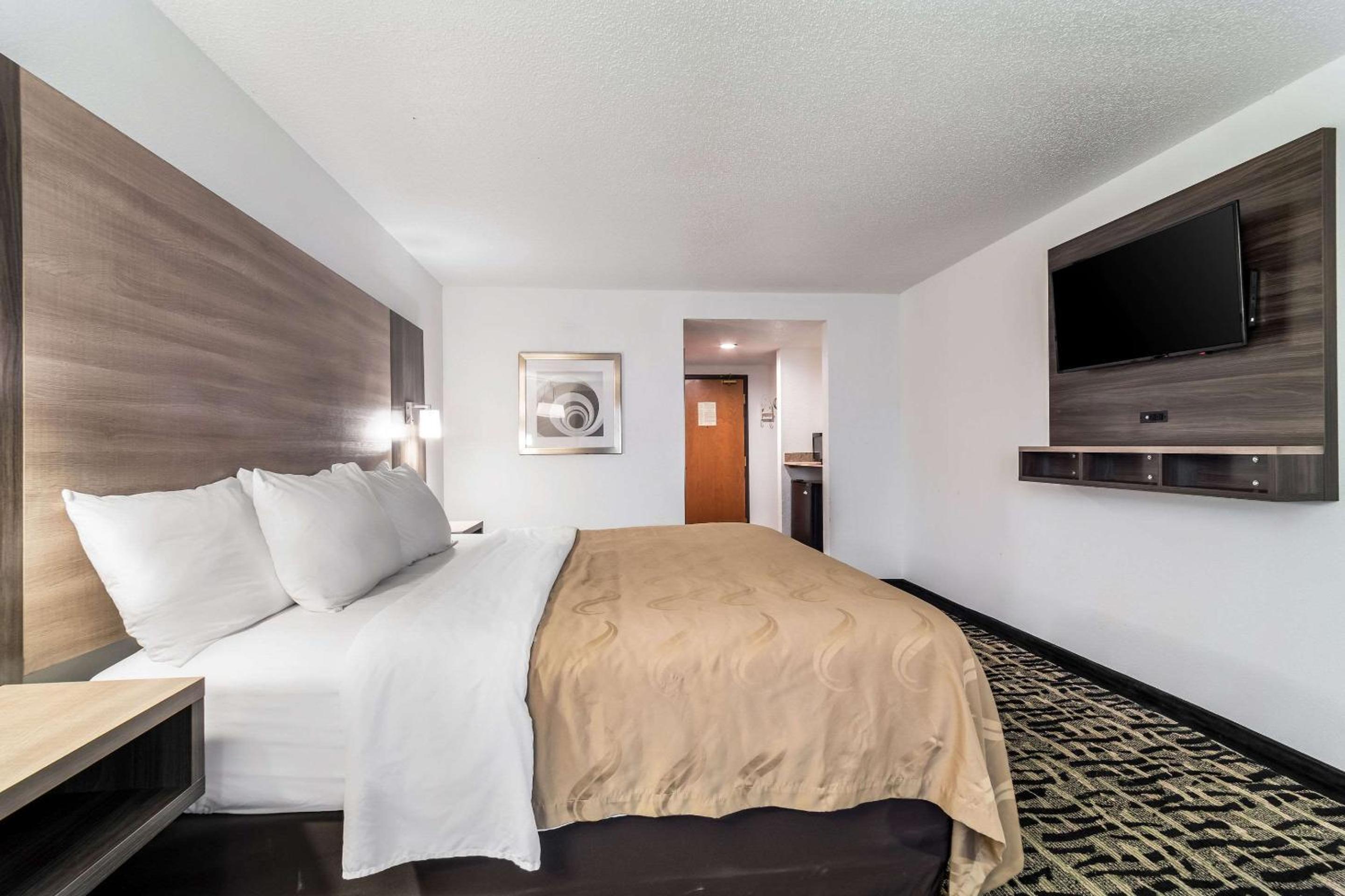 King Room - Non-Smoking - Photo 3