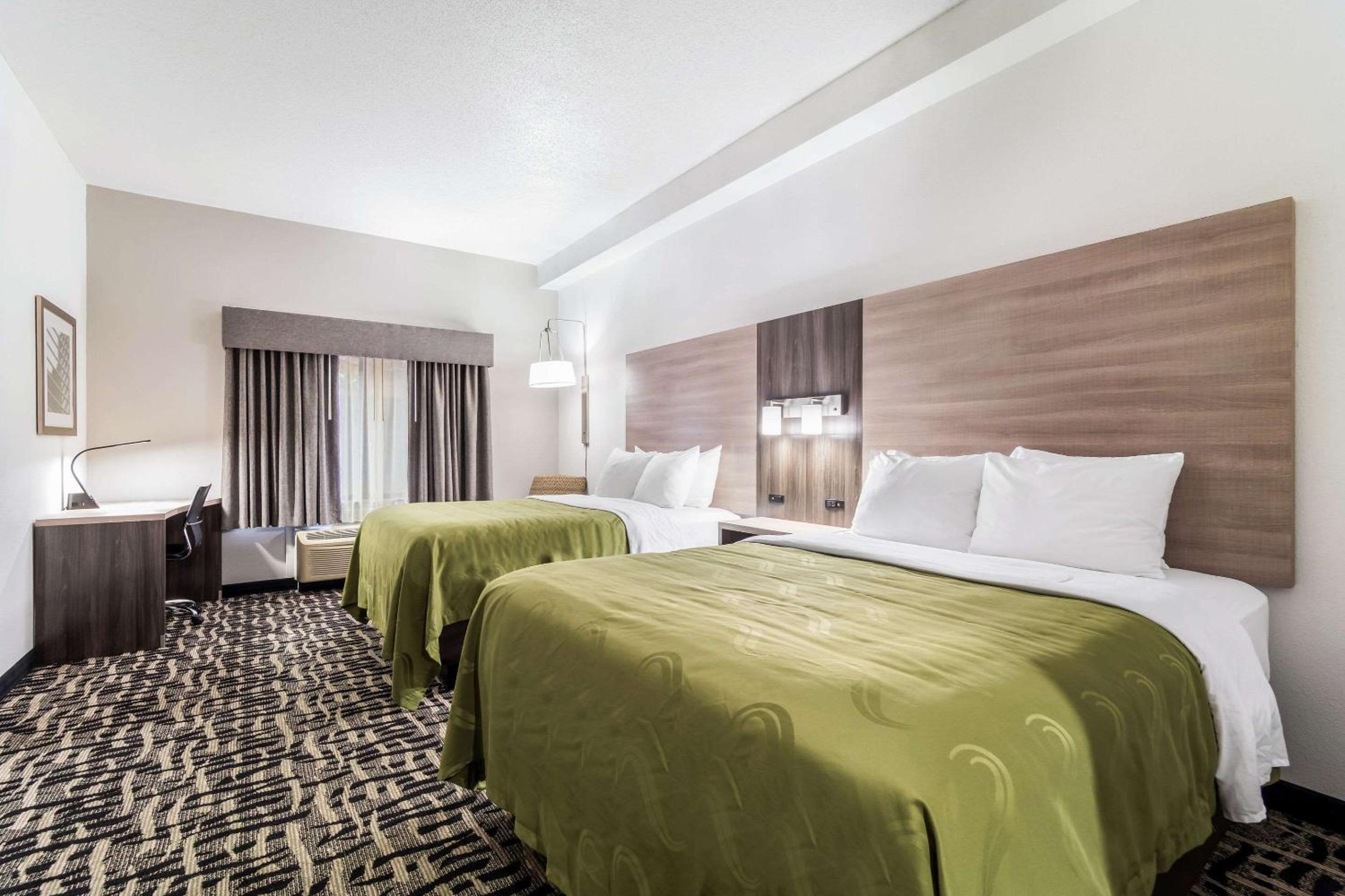 Queen Room with Two Queen Beds - Non-Smoking - Photo 2