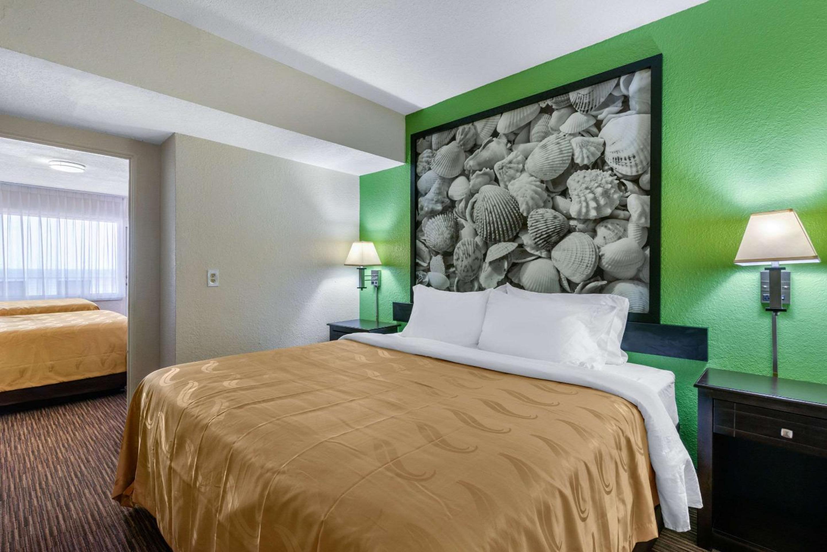 One King and Two Queen Beds with Ocean View - Photo 5
