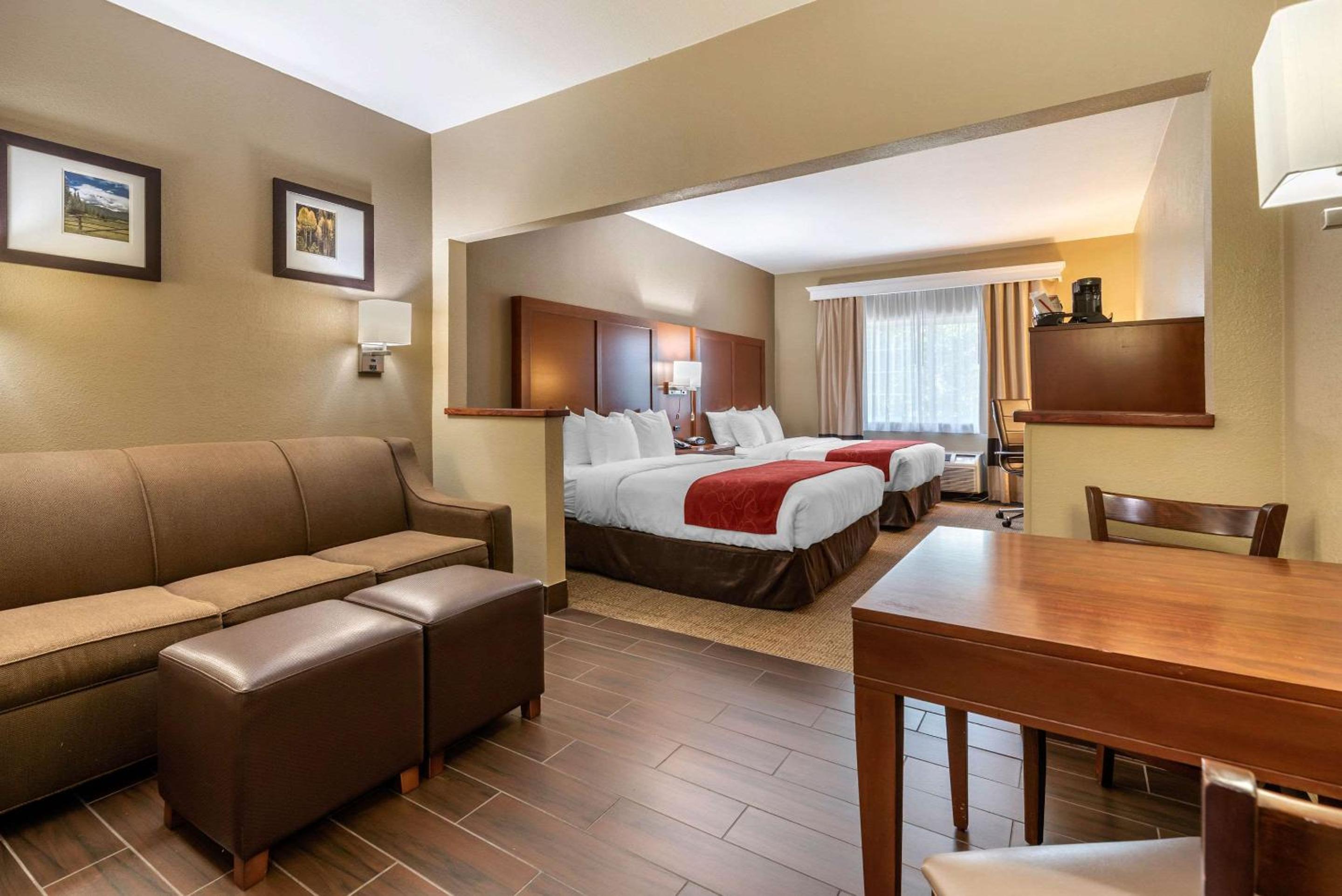 Queen Suite with Two Queen Beds - Non Smoking photo 3