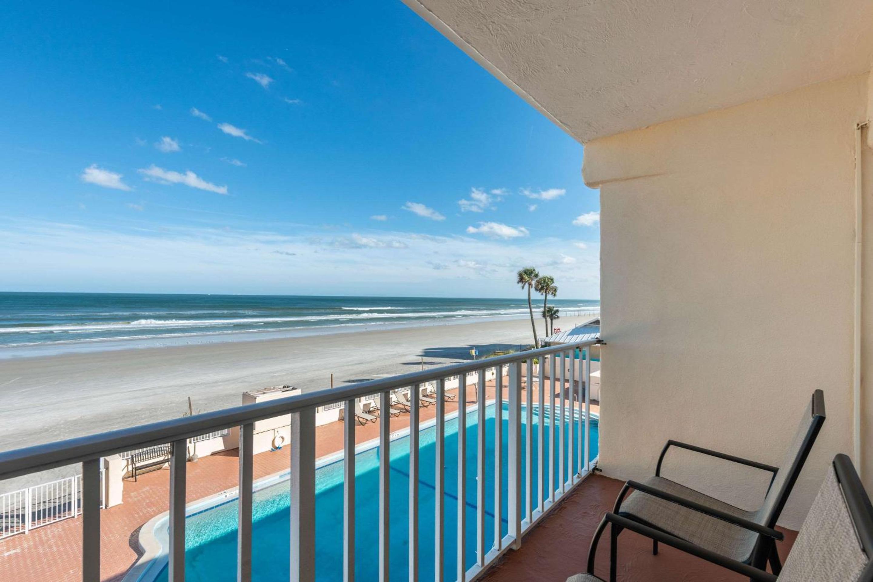 One King and Two Queen Beds with Ocean View - Photo 6