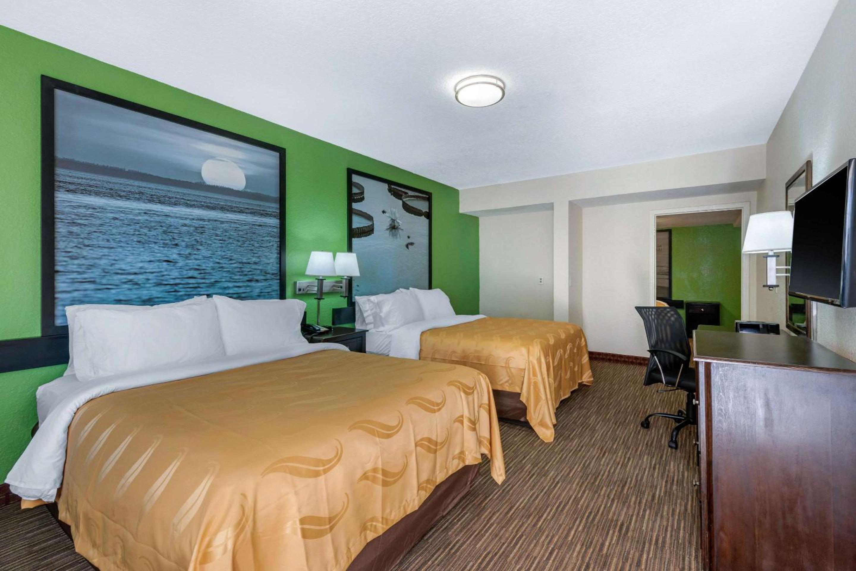 1 King Bed, 2 Queen Beds, Nonsmoking - Photo 1