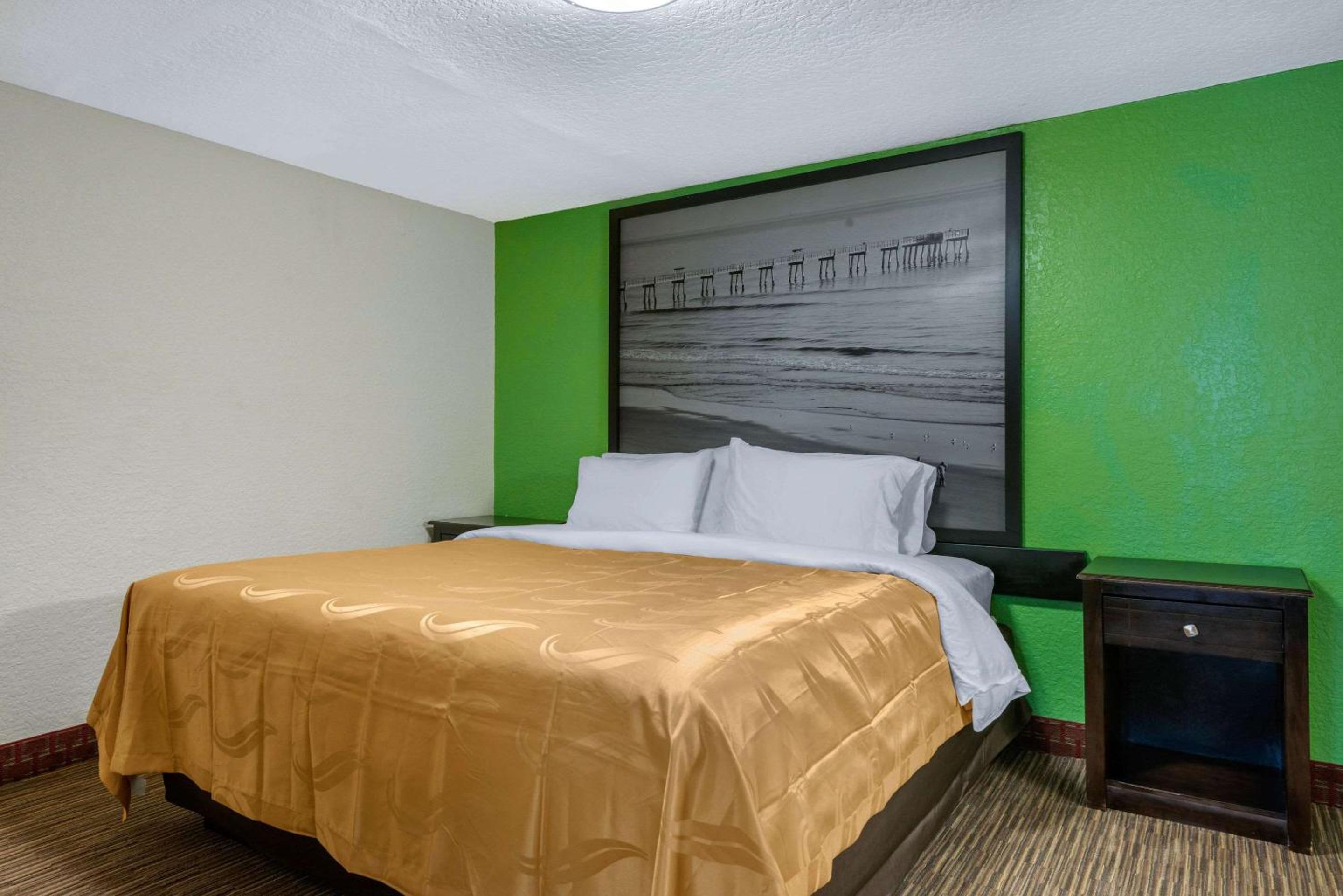 1 King Bed, 2 Queen Beds, Nonsmoking - Photo 3