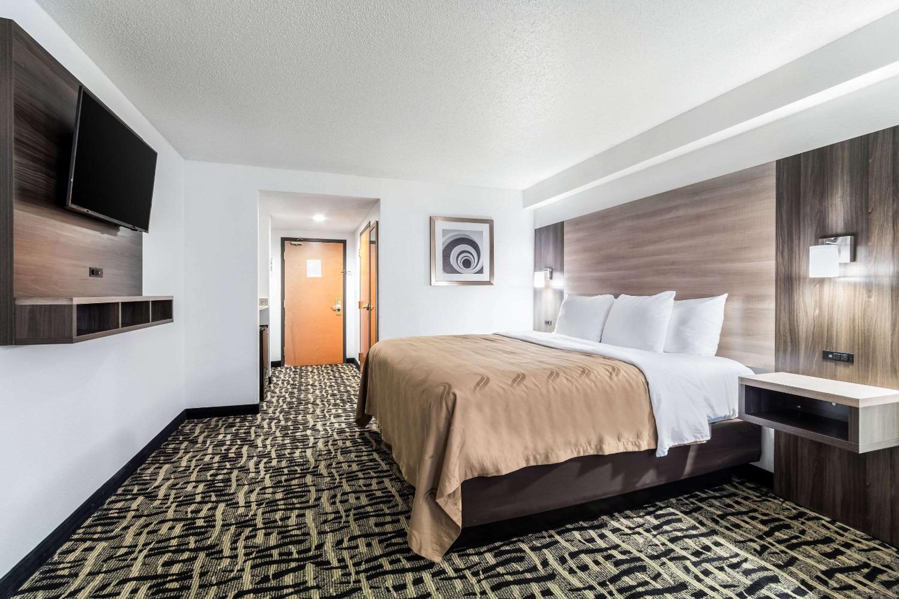 King Suite - Non-Smoking - Photo 2