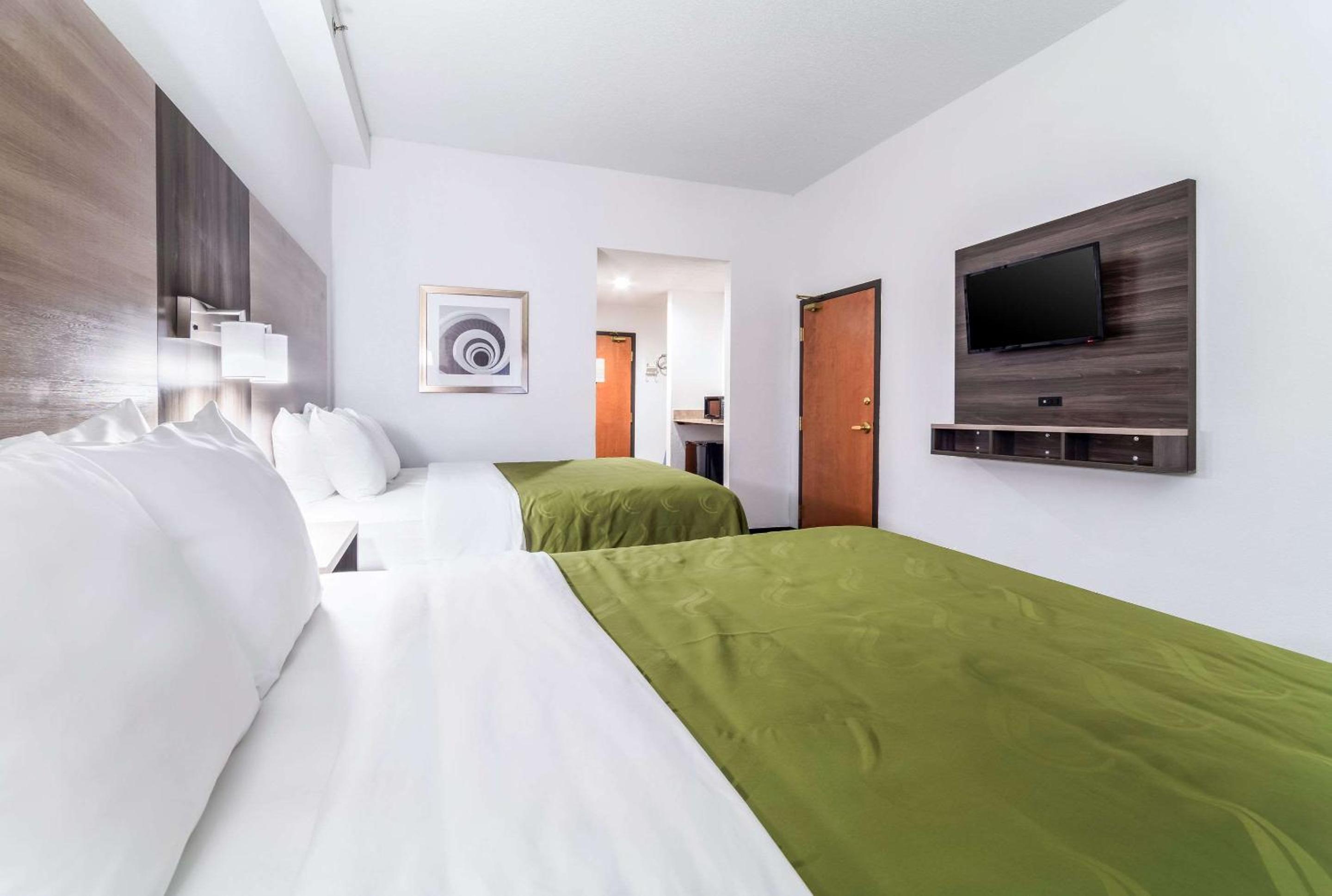 Queen Room with Two Queen Beds - Non-Smoking - Photo 3