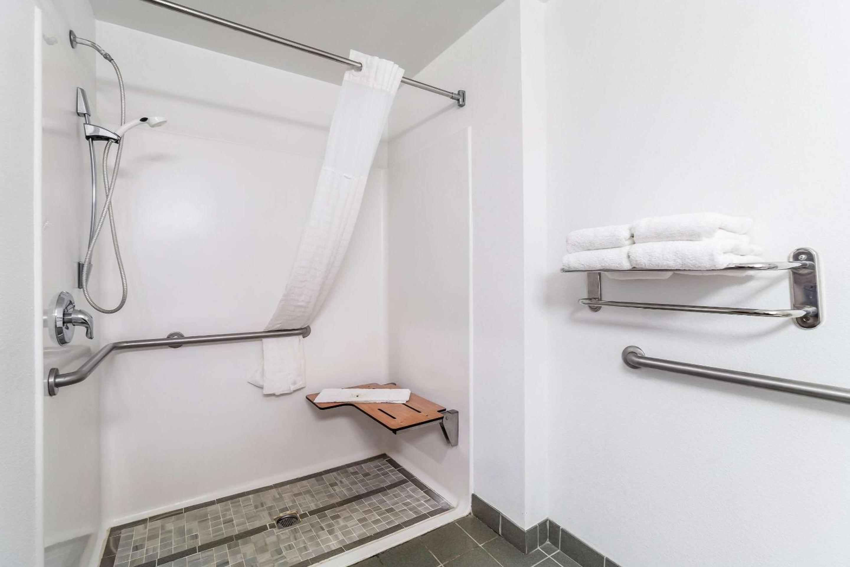 King Room - Accessible/Non-Smoking - Photo 3