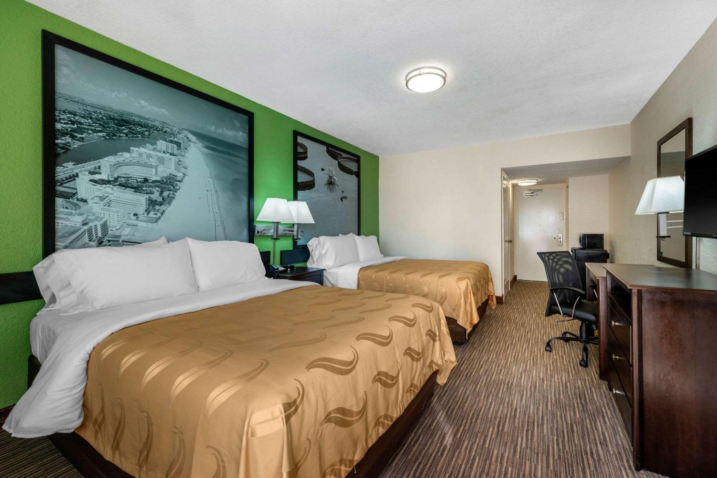 1 King Bed, 2 Queen Beds, Nonsmoking - Photo 2