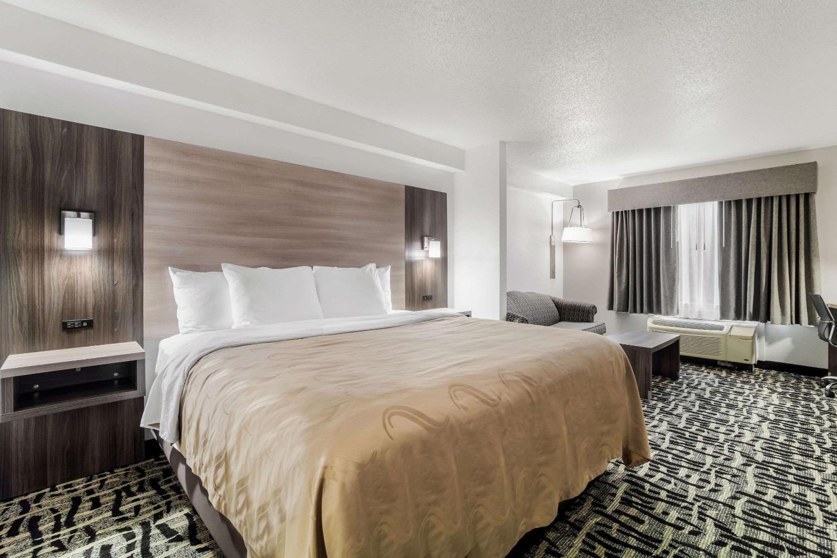 King Suite - Non-Smoking - Photo 1