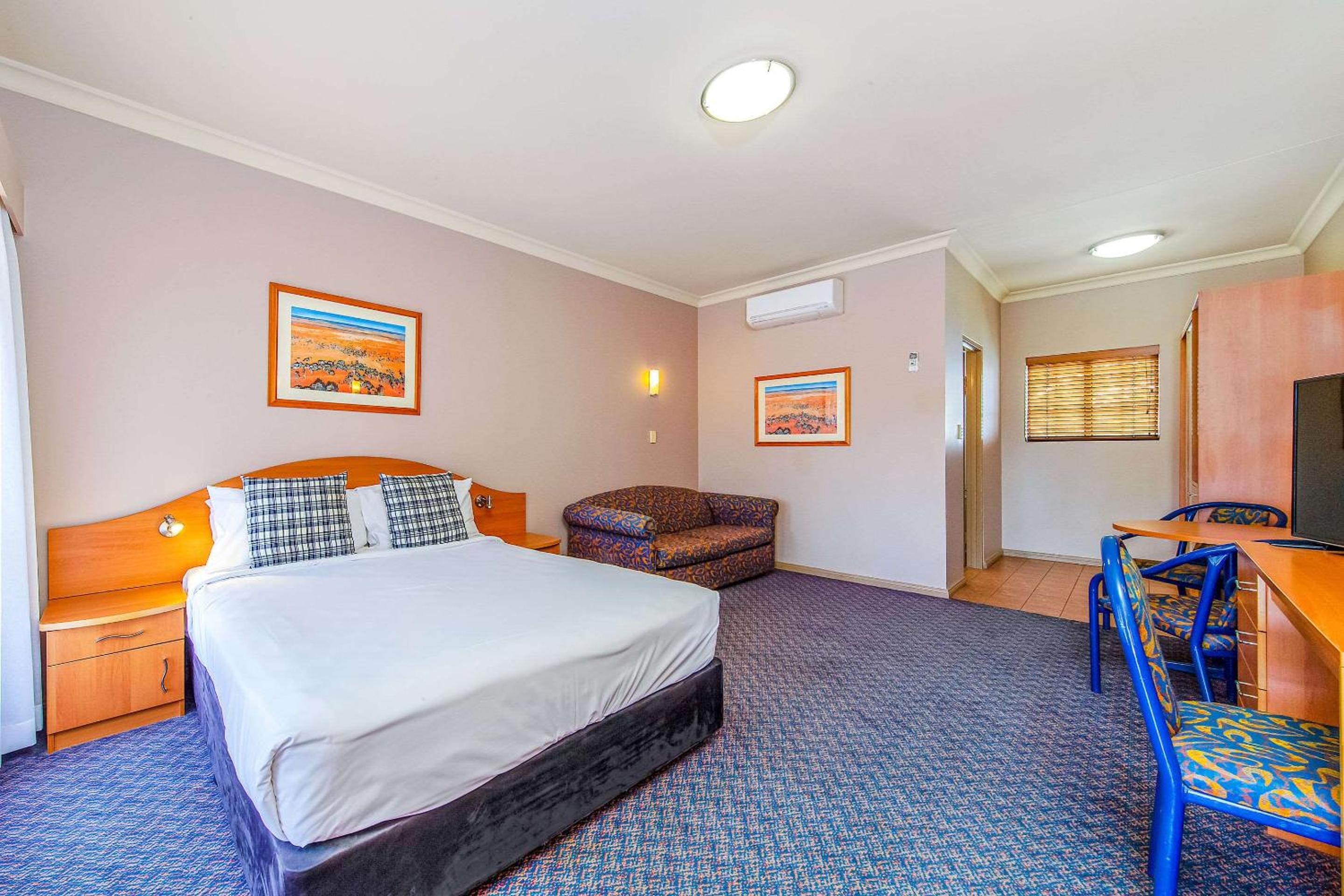 Deluxe Queen Suite with Sofabed - Non-Smoking photo 2
