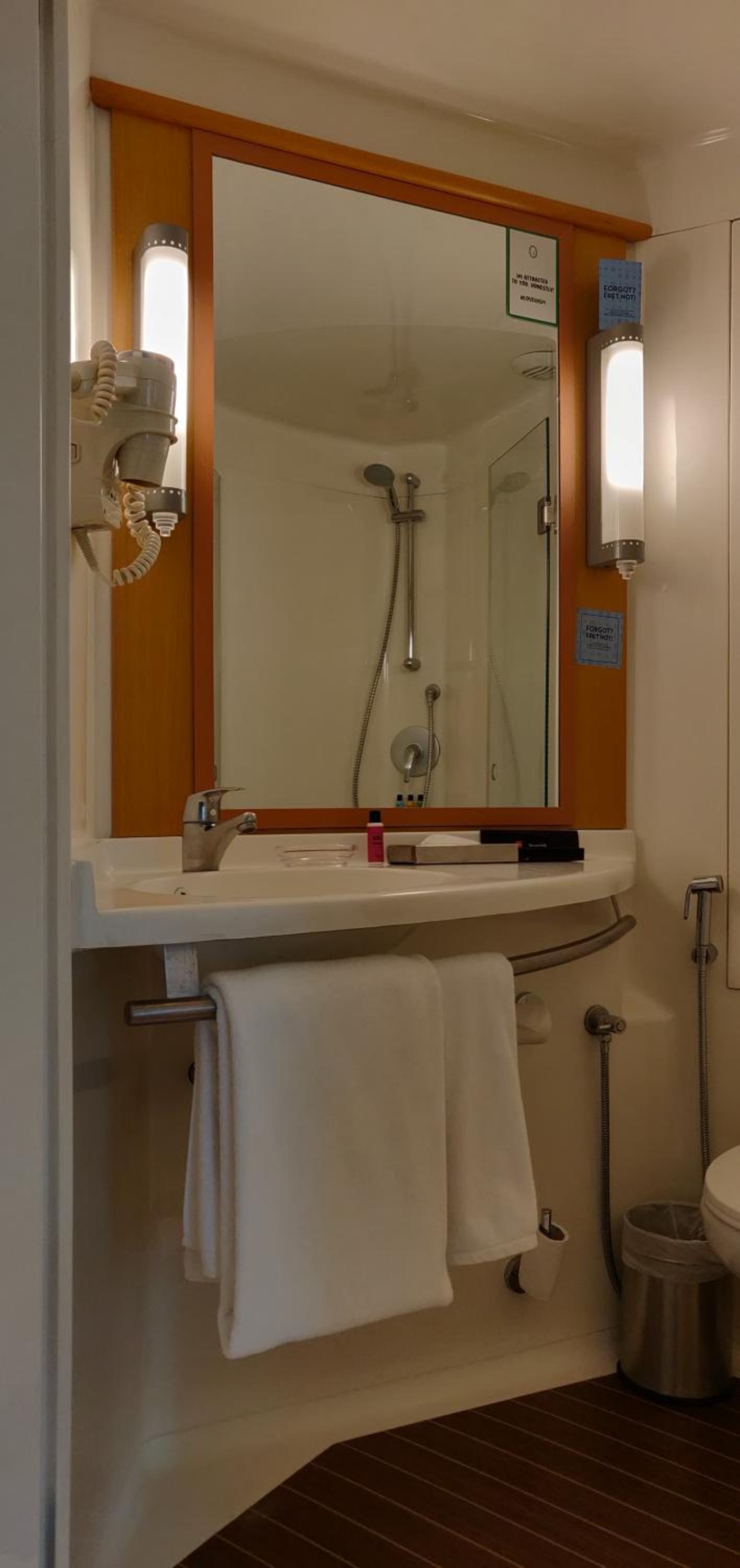 Standard Queen Room with 25% Discount on F&B, 2 Piece Laundry, Happy hours 1+1,Complimentary Early Check-in from 1000hrs and Late Checkout till 1600 (Subject to availability) - Photo 8
