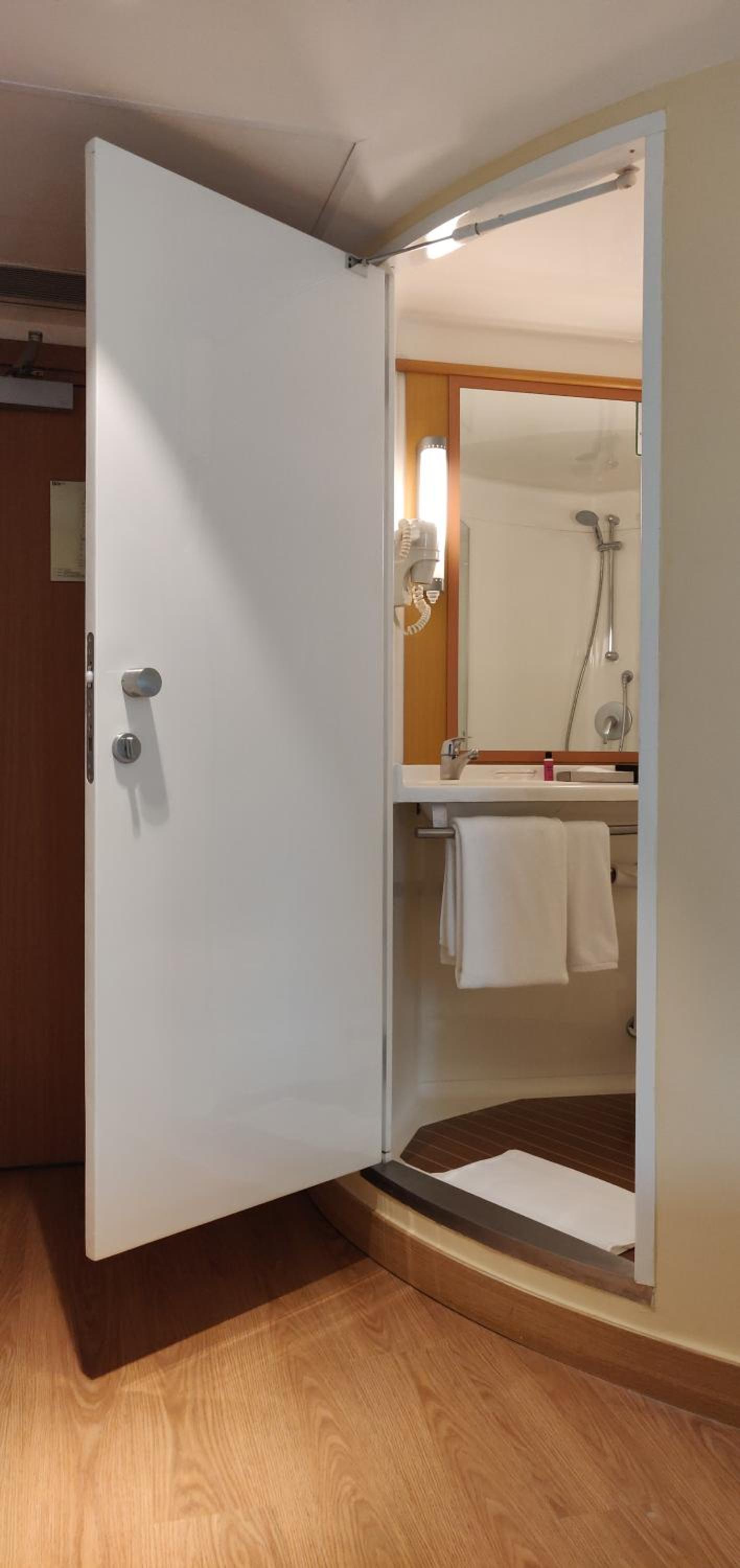 Standard Queen Room with 25% Discount on F&B, 2 Piece Laundry, Happy hours 1+1,Complimentary Early Check-in from 1000hrs and Late Checkout till 1600 (Subject to availability) - Photo 2