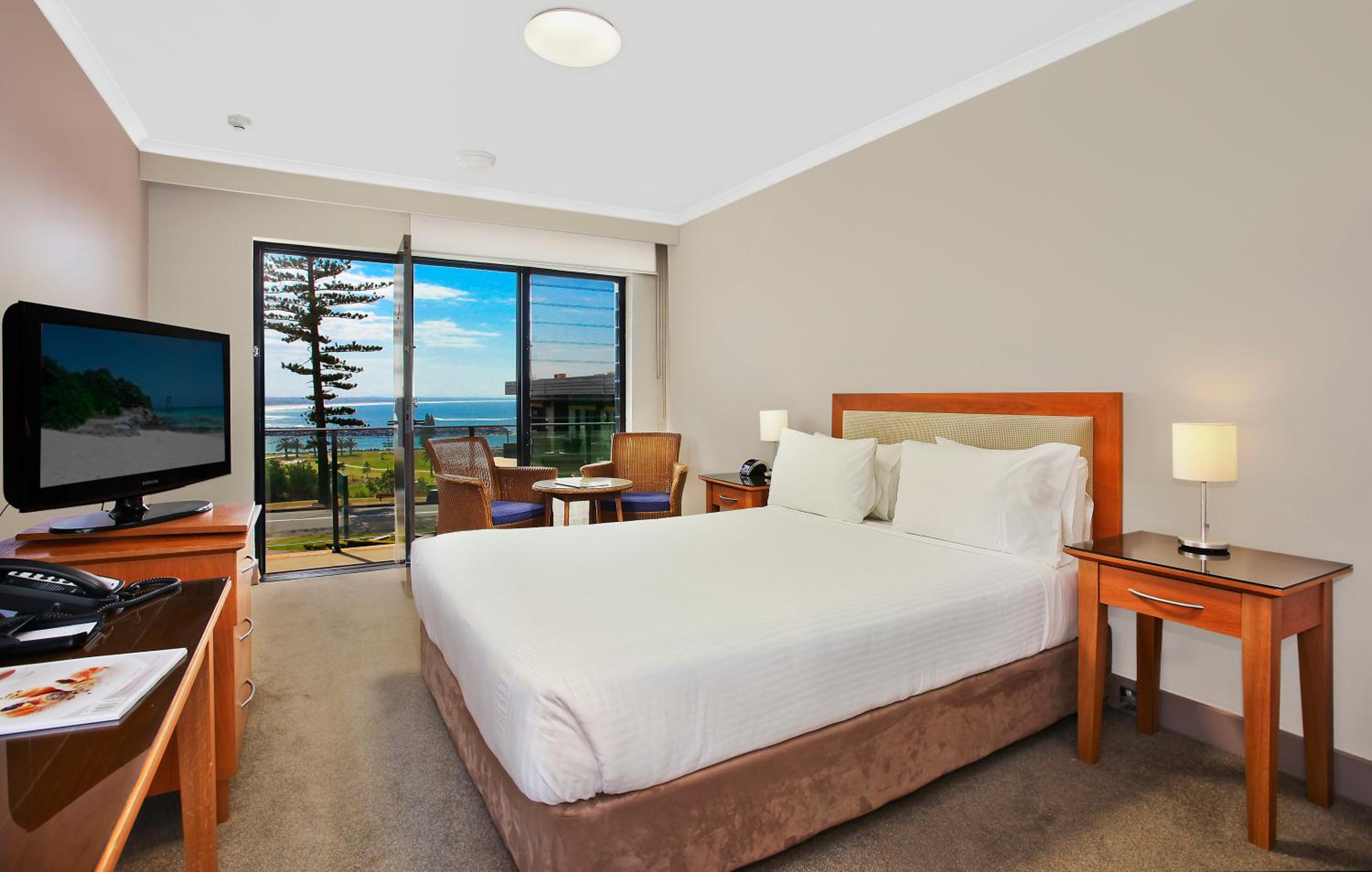 Deluxe King Room with Ocean View - Photo 5