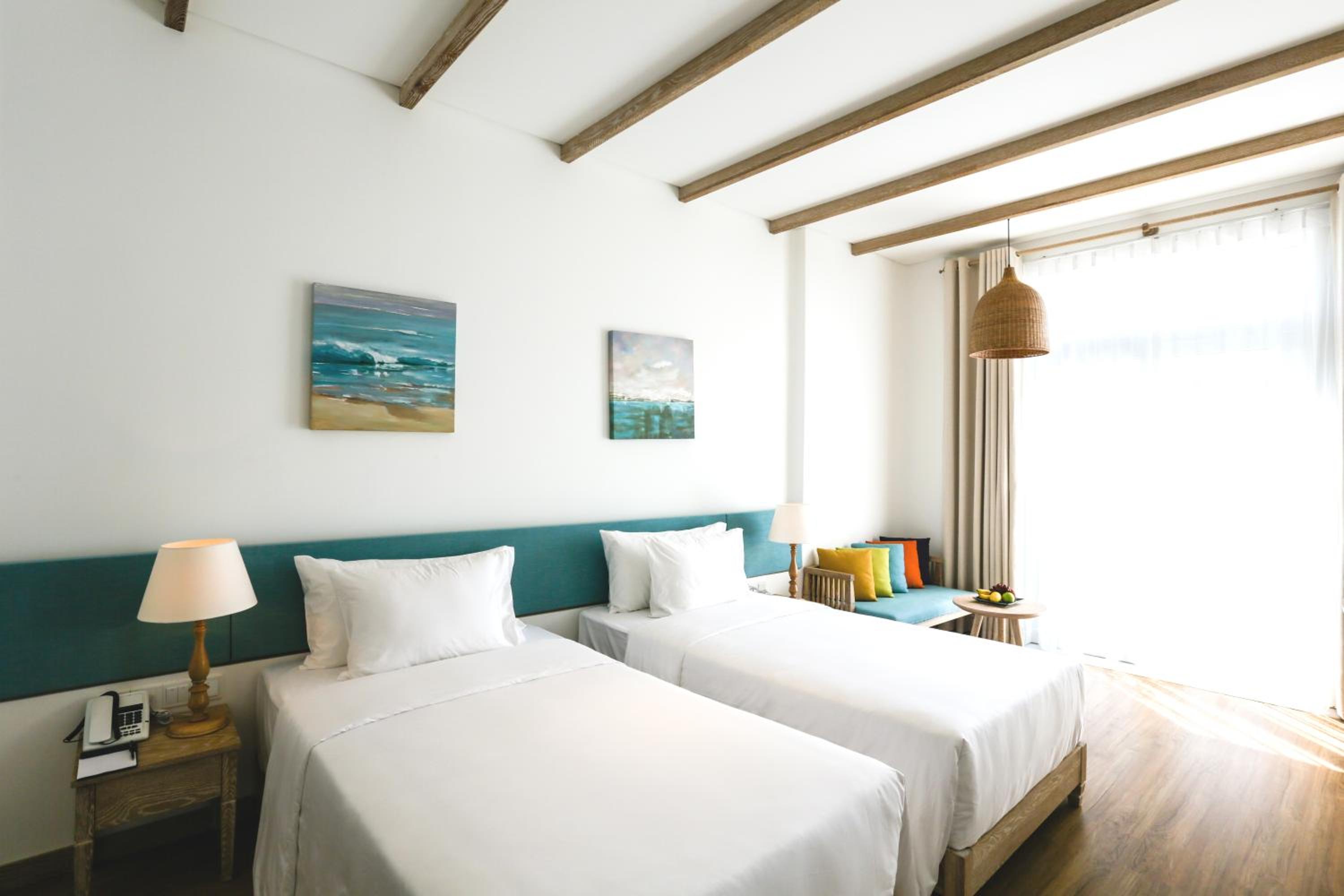 Deluxe Twin Room with Balcony and City View photo 2