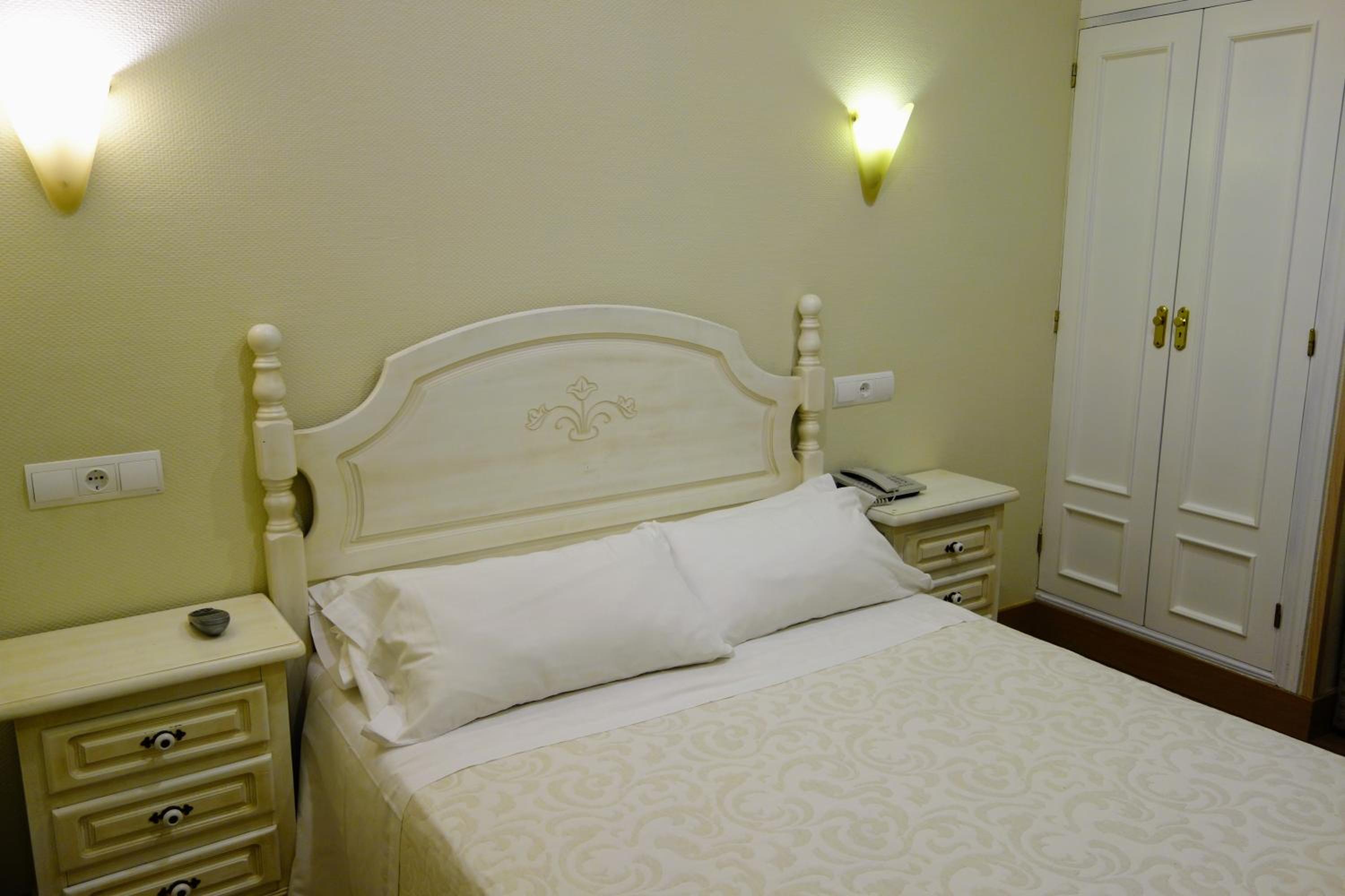 Double or Twin Room - Photo 1