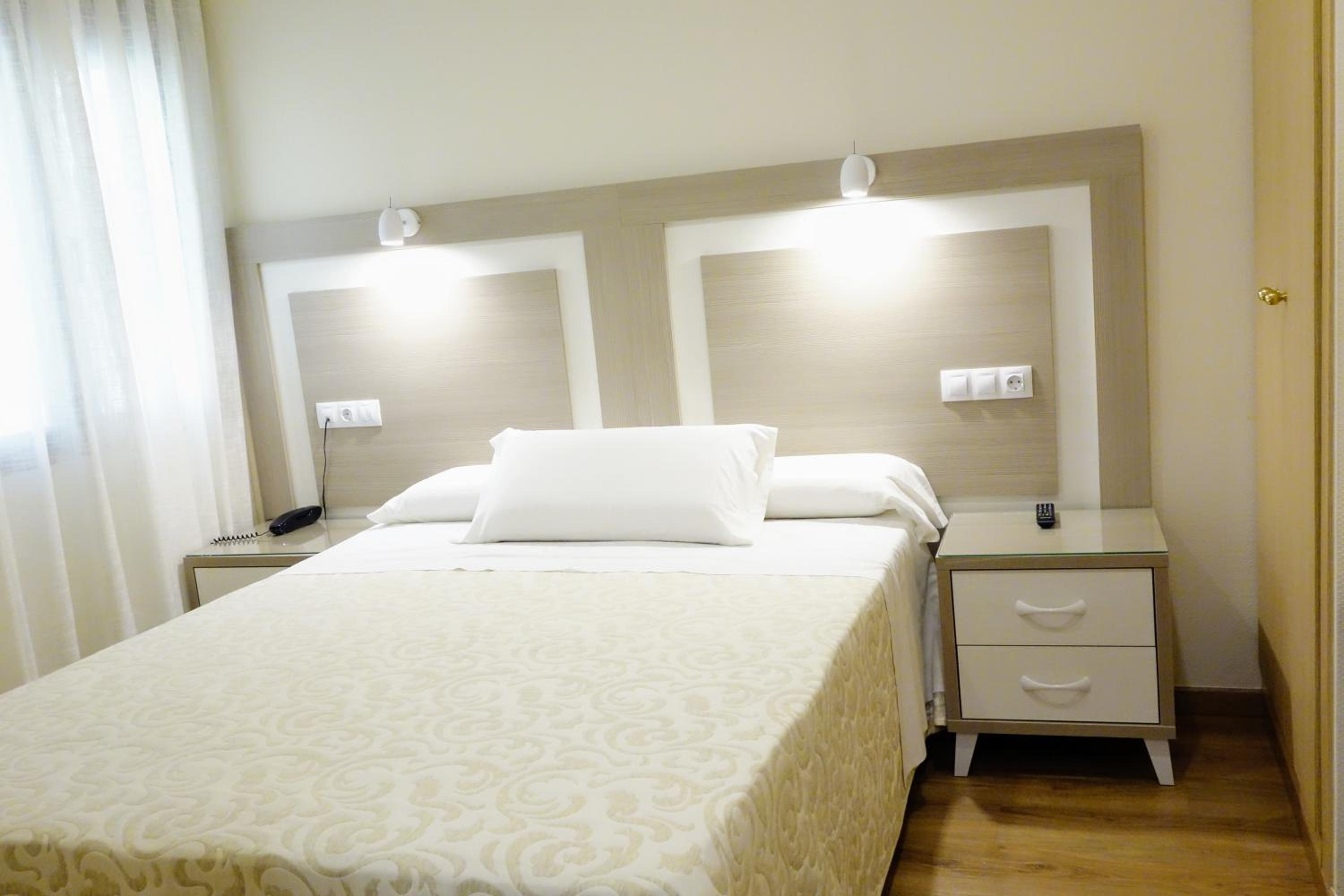 Double or Twin Room - Photo 13