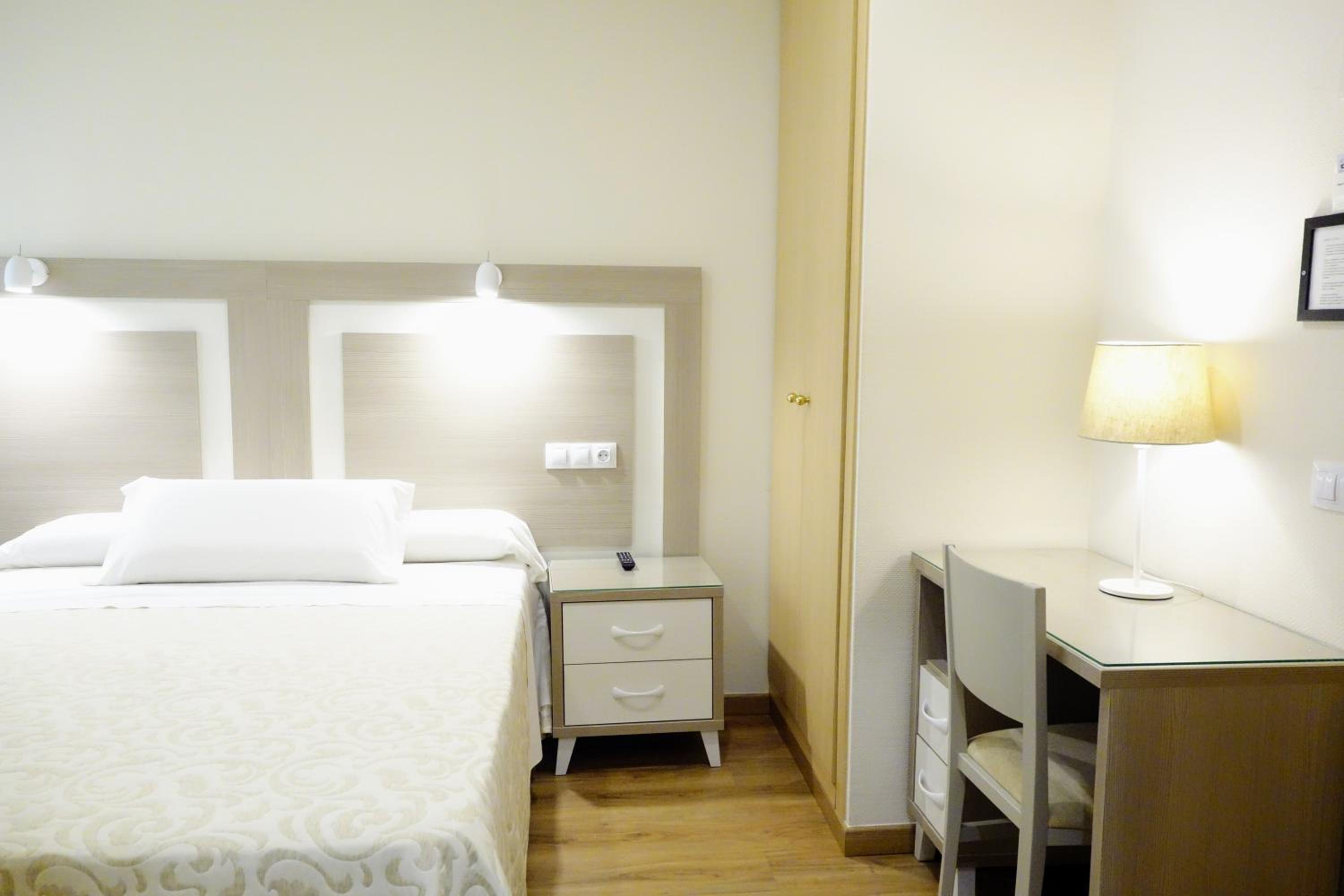 Double or Twin Room - Photo 7