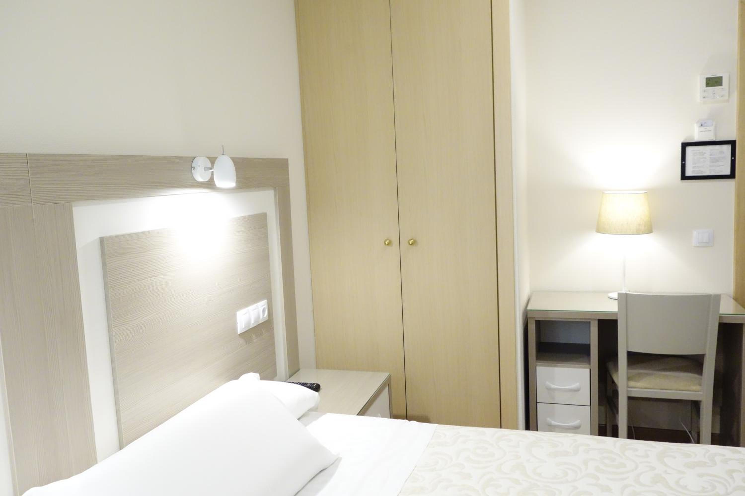 Double or Twin Room - Photo 5