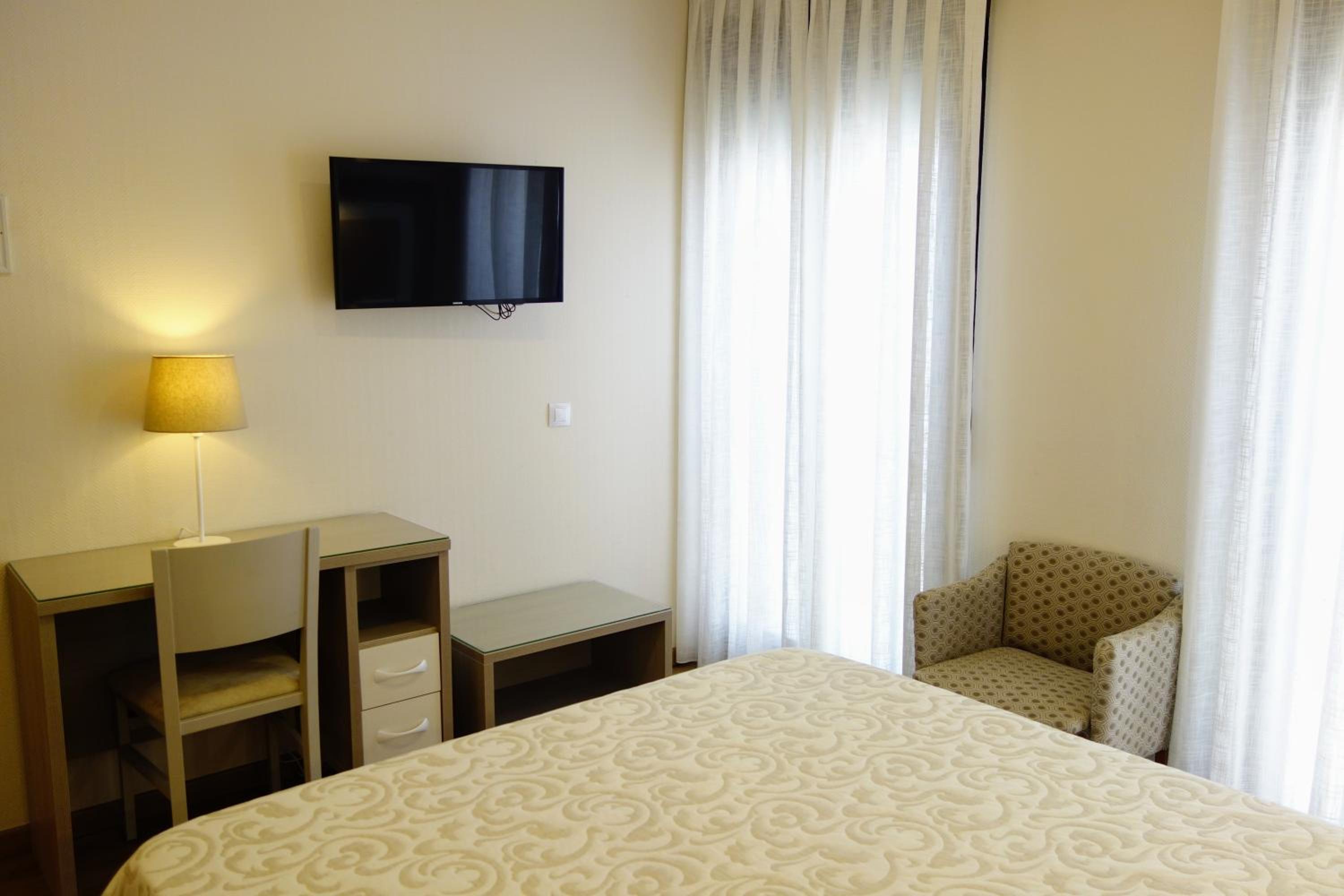 Double or Twin Room - Photo 4