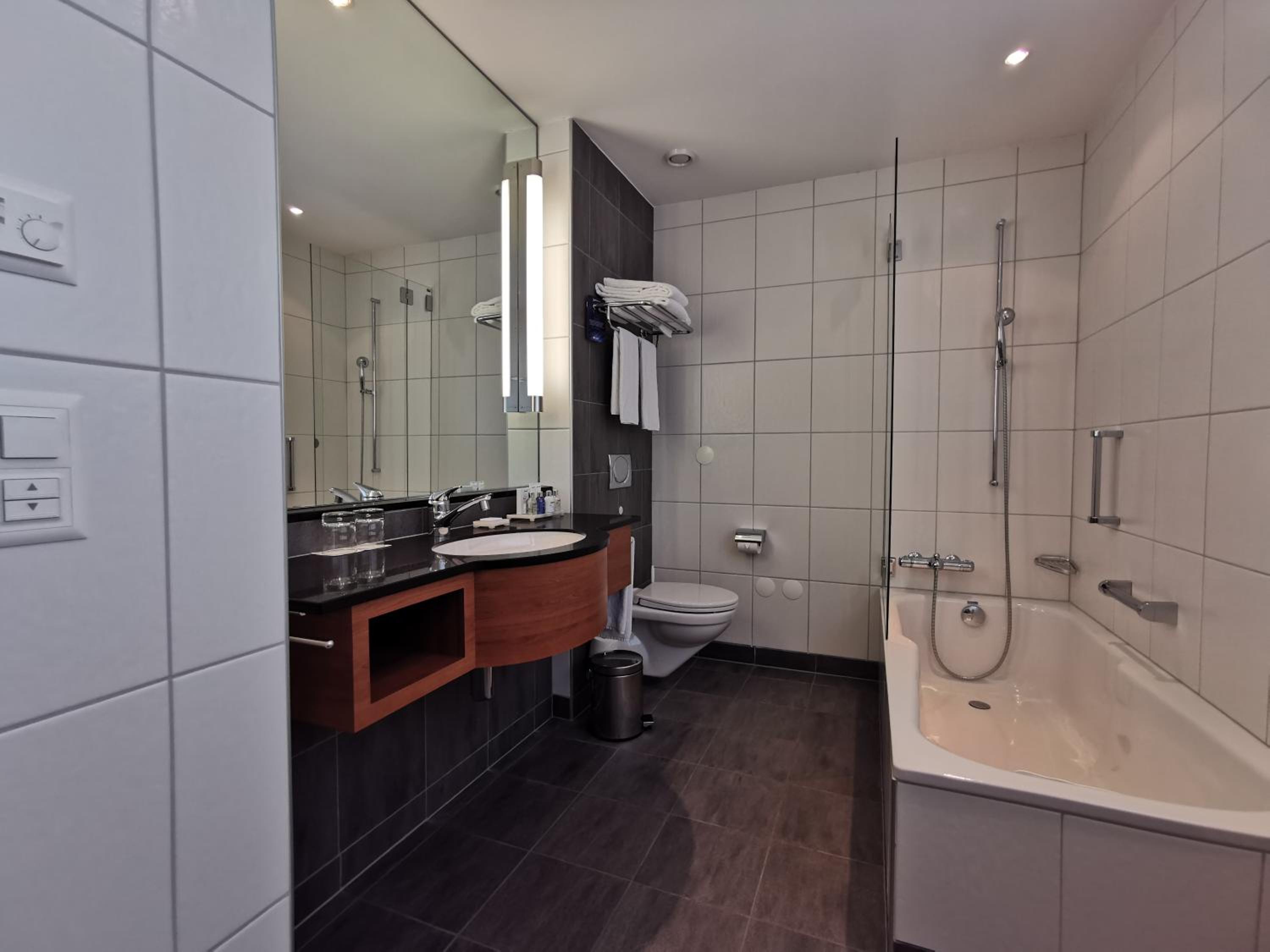 Junior Suite with Balcony - Photo 5