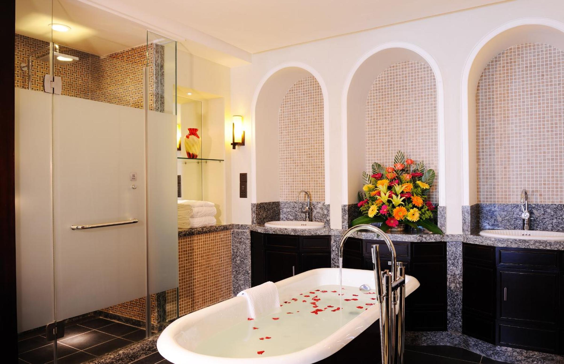 Deluxe Suite with Sea View - Photo 4