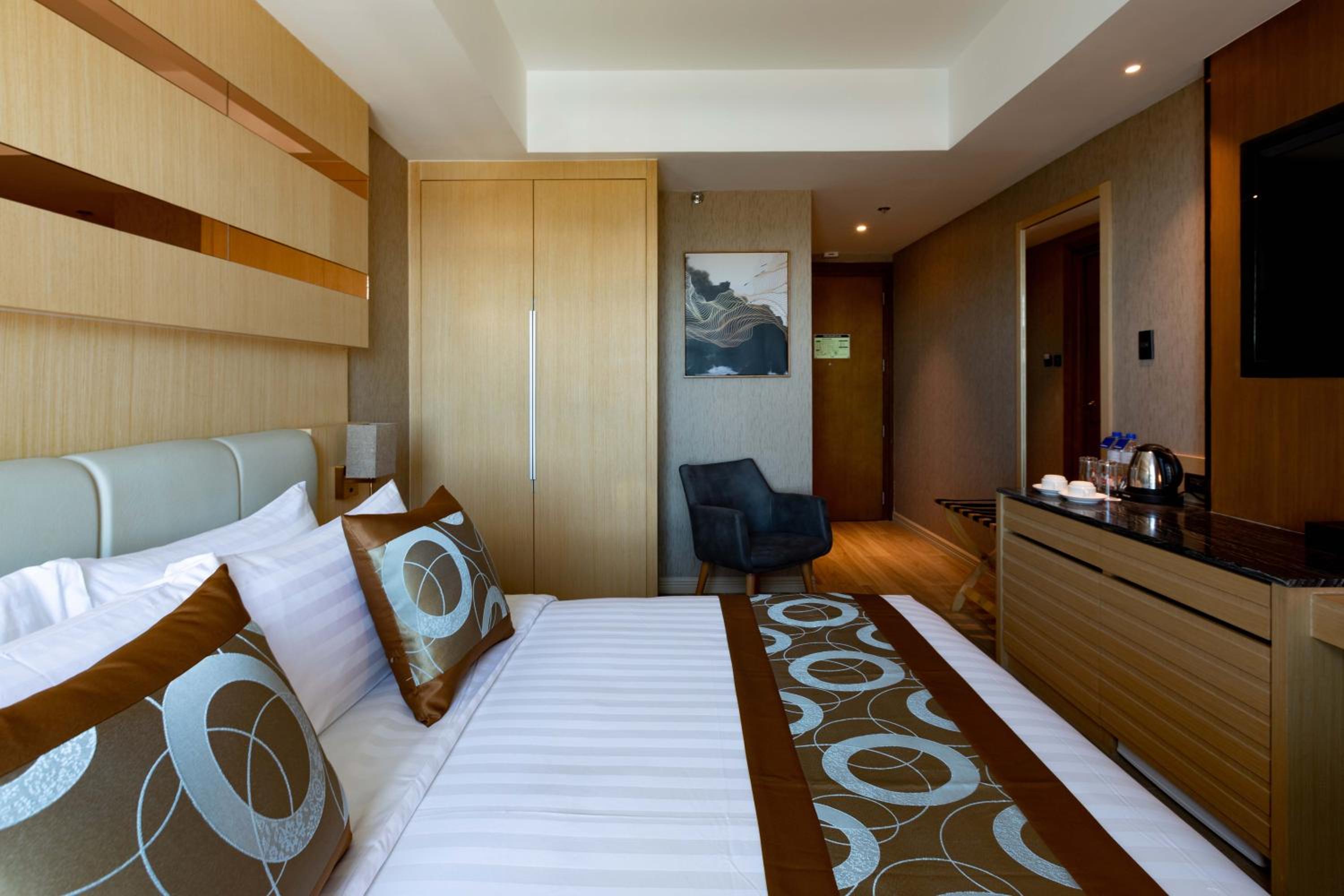 Deluxe Queen Room - Non-Smoking - Photo 2