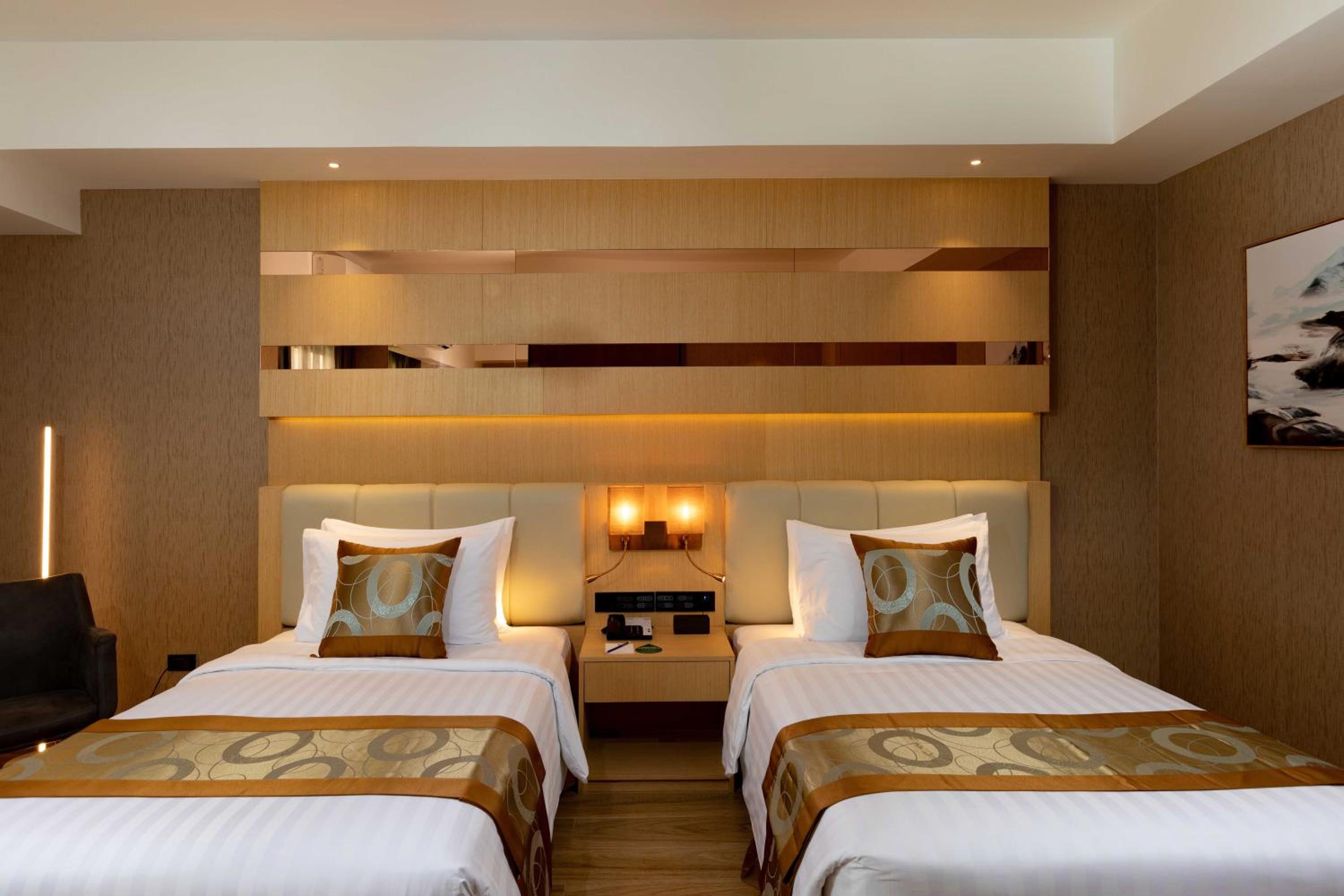 Deluxe Twin Room - Non-Smoking - Photo 8
