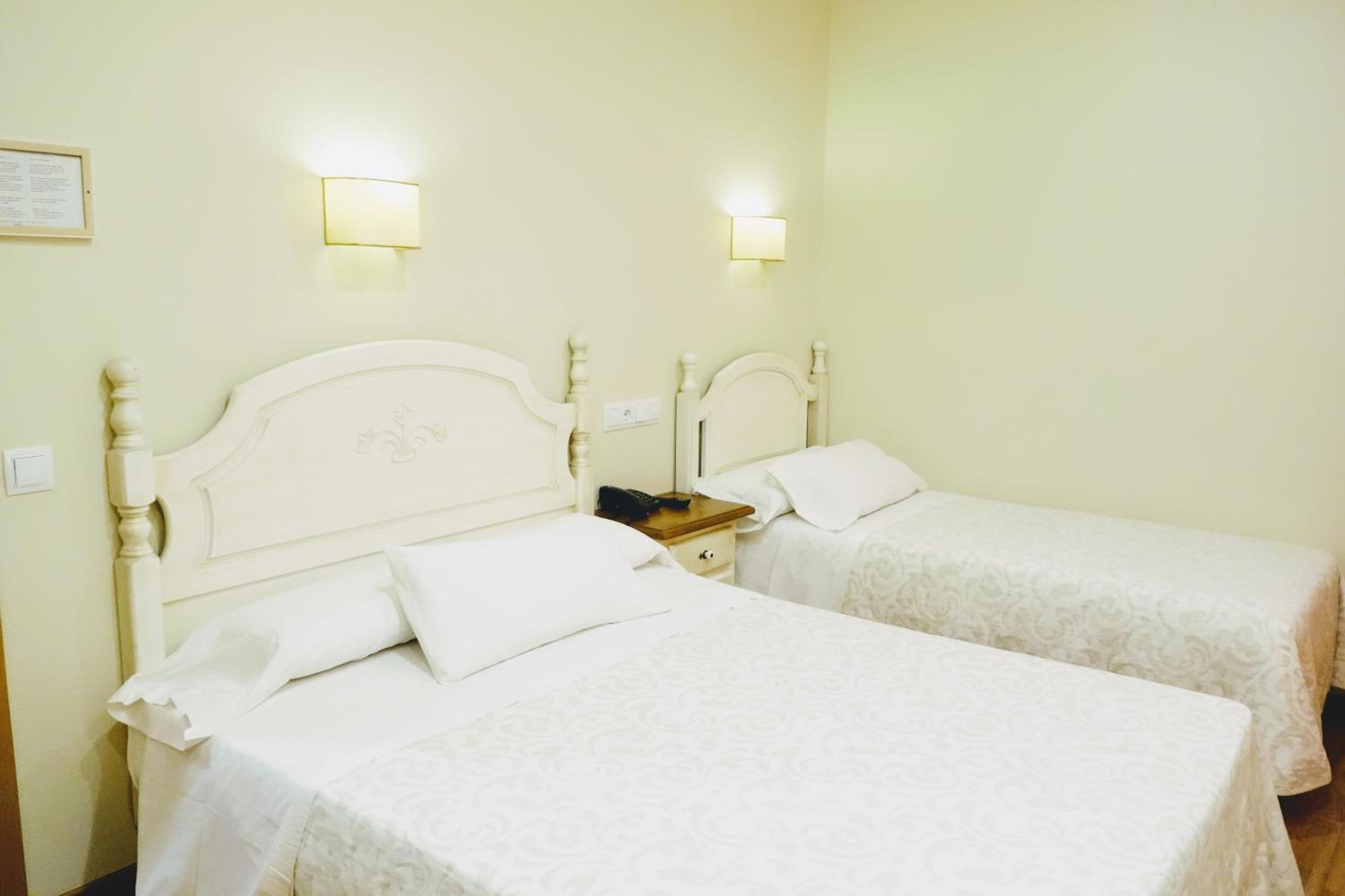 Double or Twin Room - Photo 11