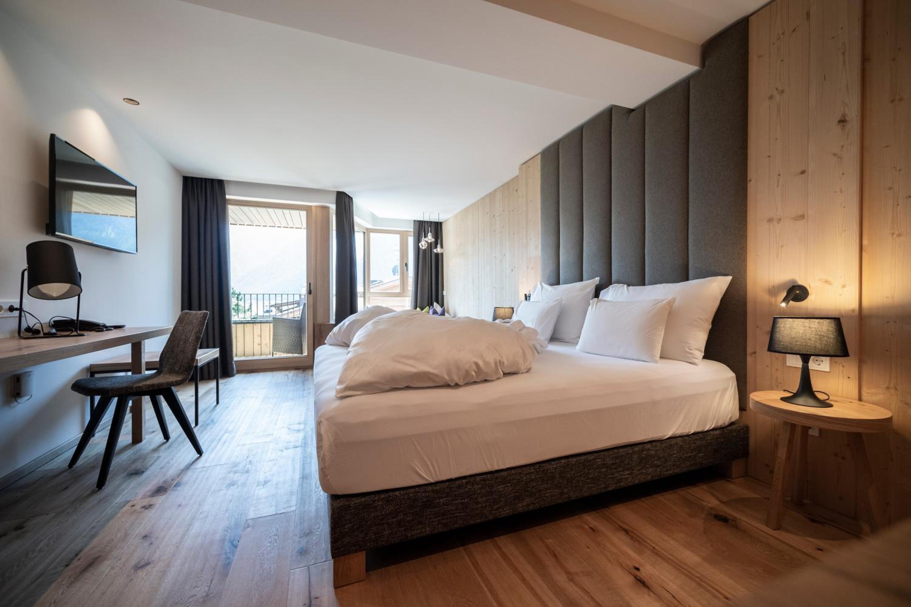 Junior Suite with Mountain View - Photo 8