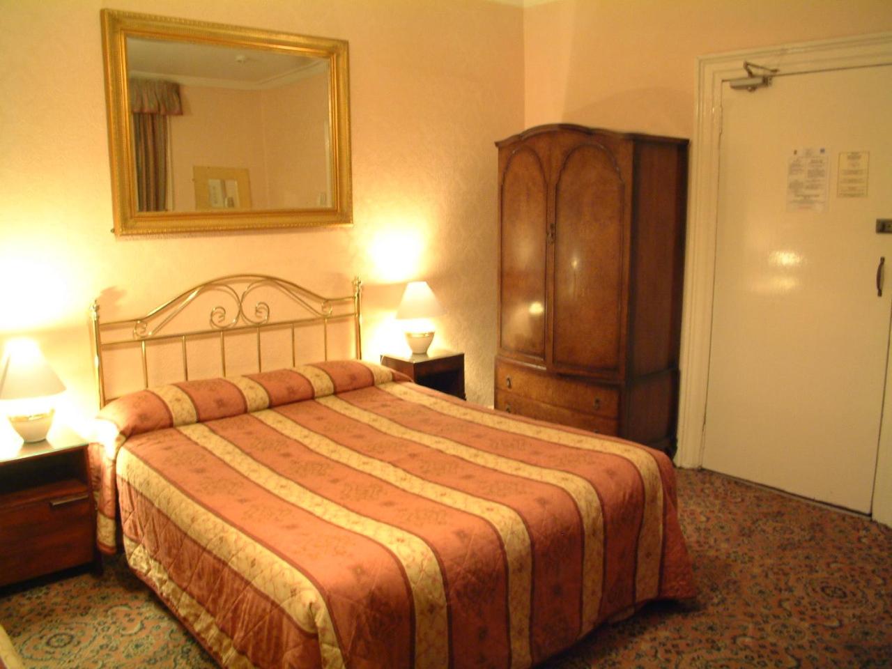 Double Room with Private External Shower Room - Photo 2