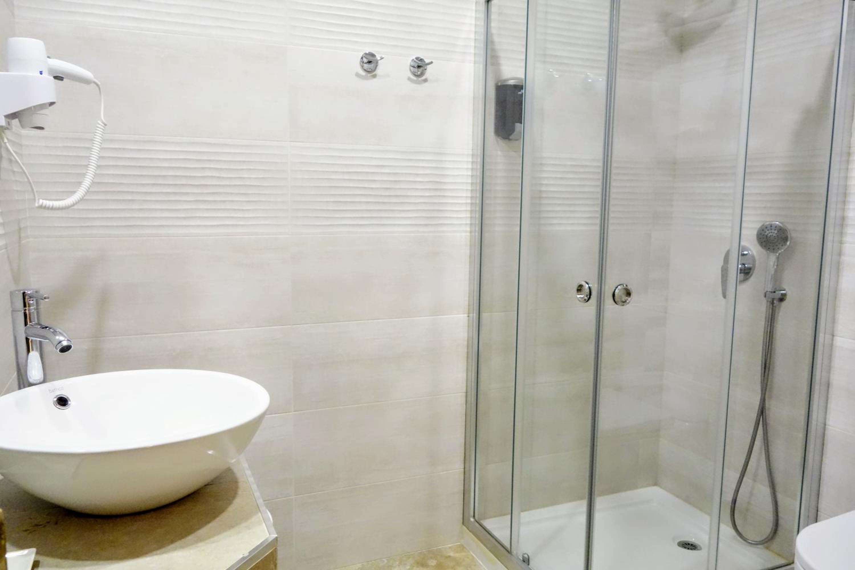 Double or Twin Room - Photo 19